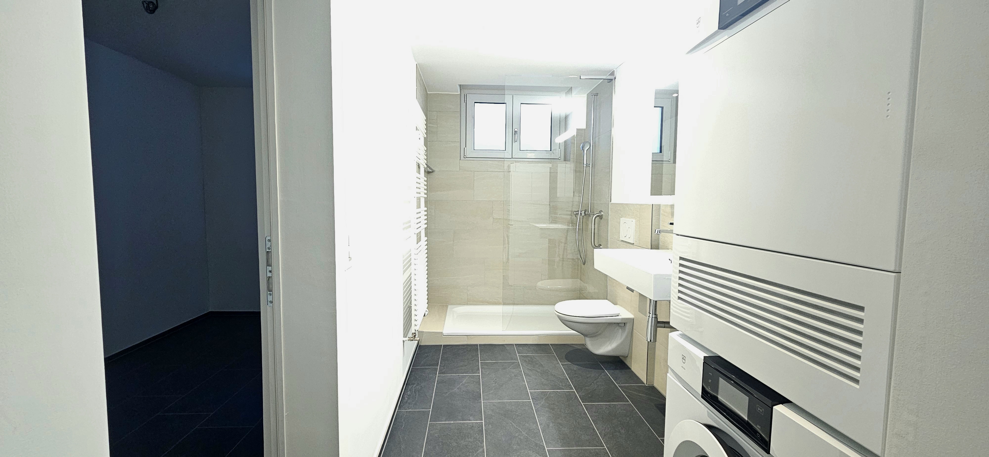Modernes Badezimmer mit Dusche und WC