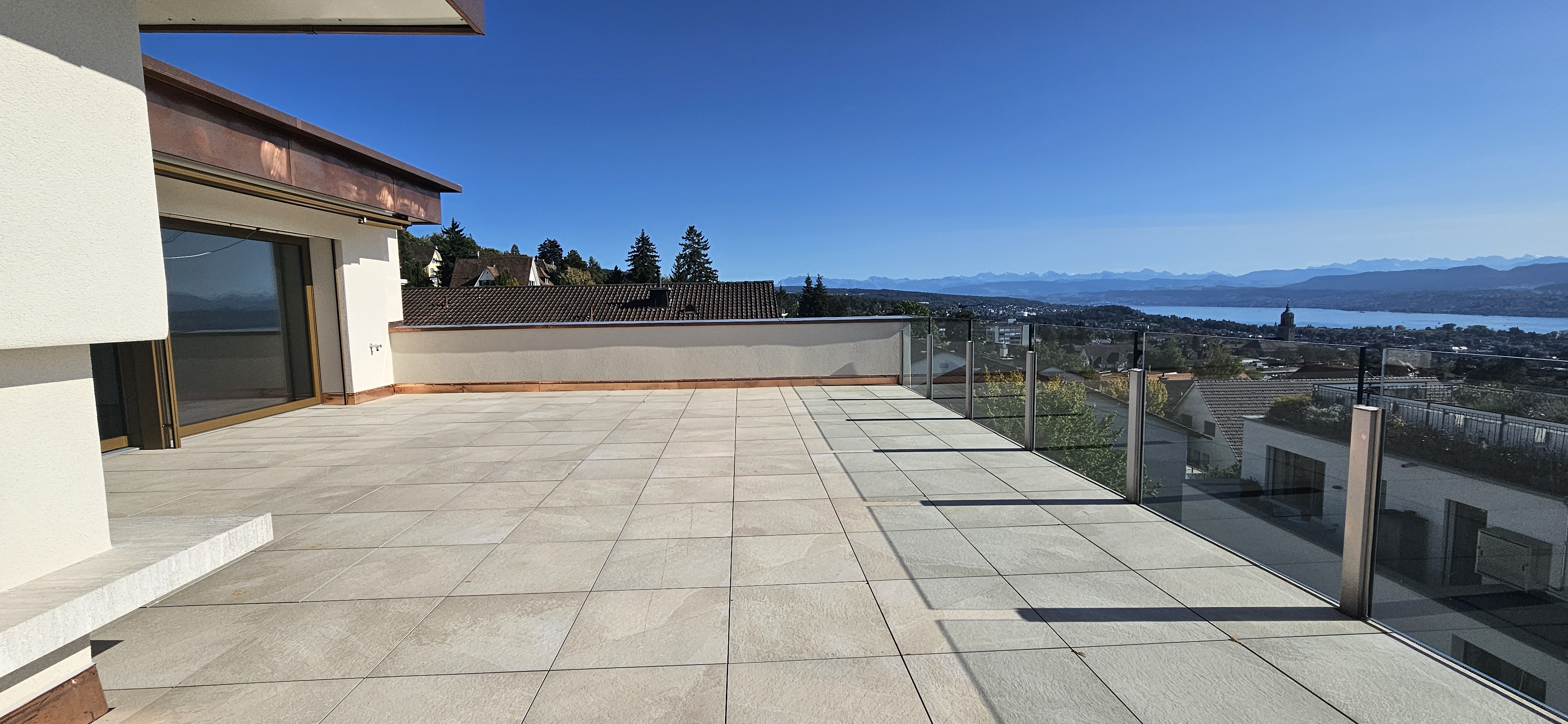 Große Dachterrasse mit Panoramablick