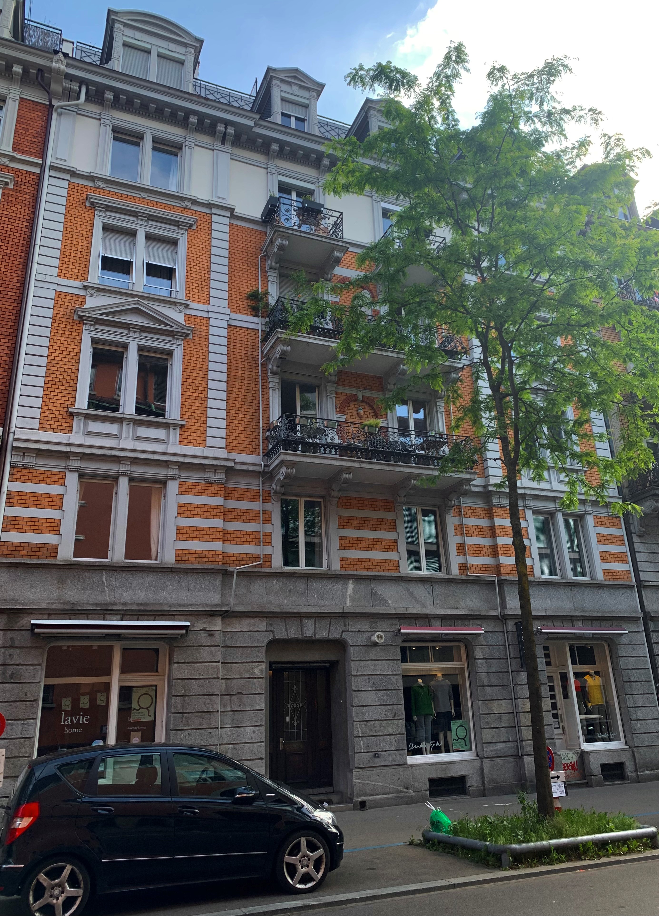 Historische Mehrfamilienfassade mit Balkonen