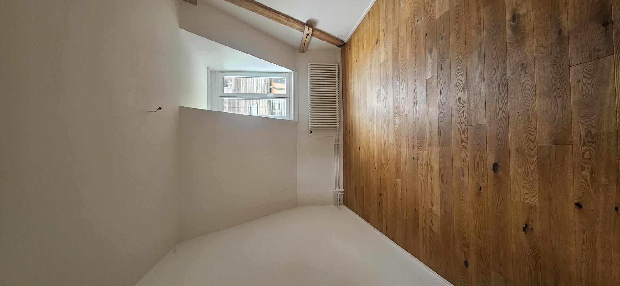 Dachzimmer mit Parkett und Dachschräge