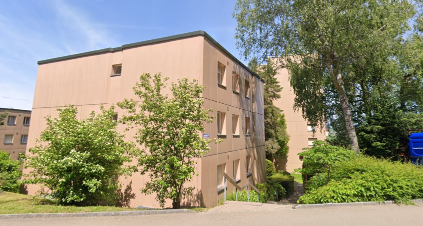 Mehrfamilienhaus in grüner Umgebung