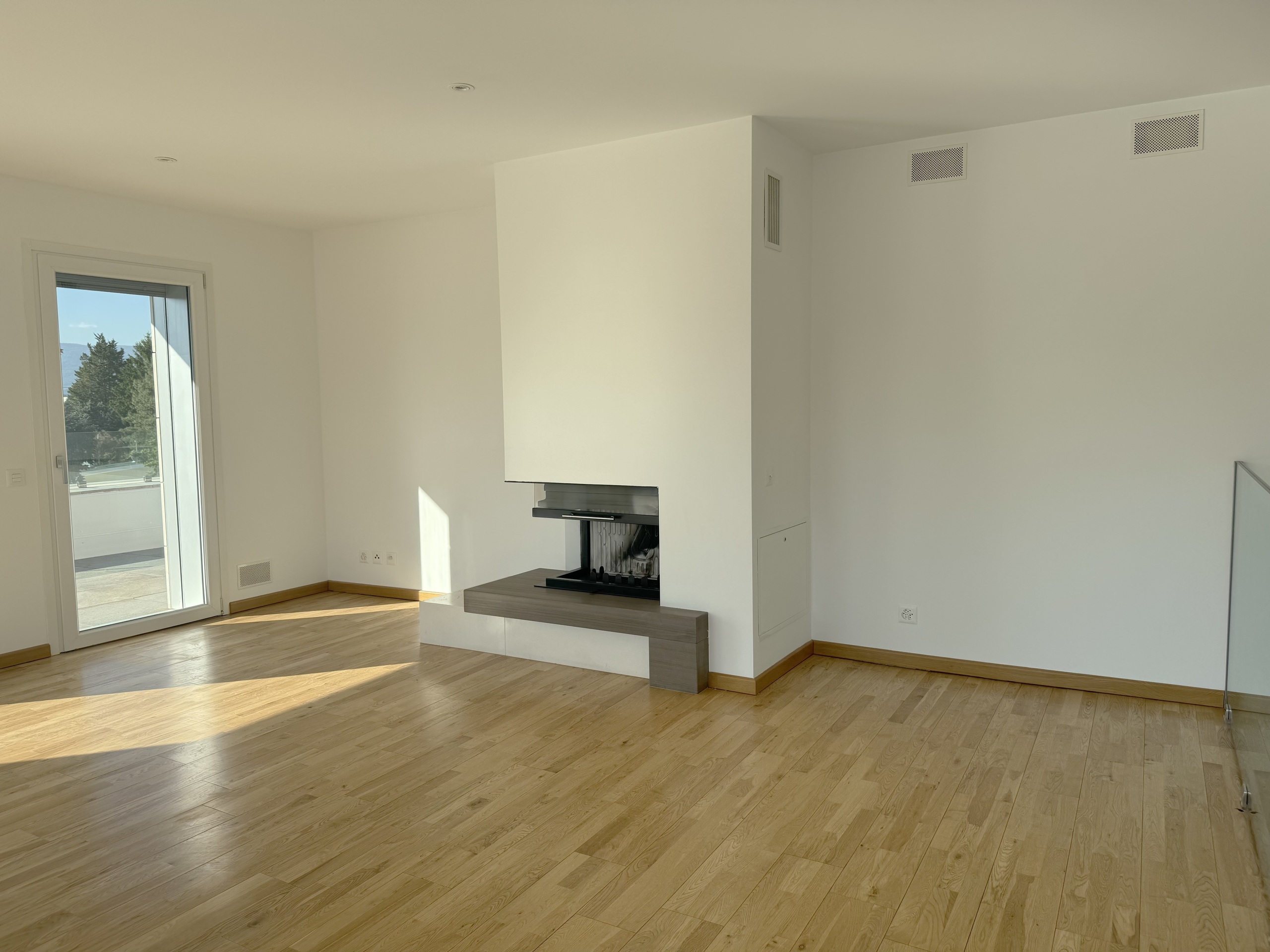 Heller Wohnraum mit Kamin und Holzboden