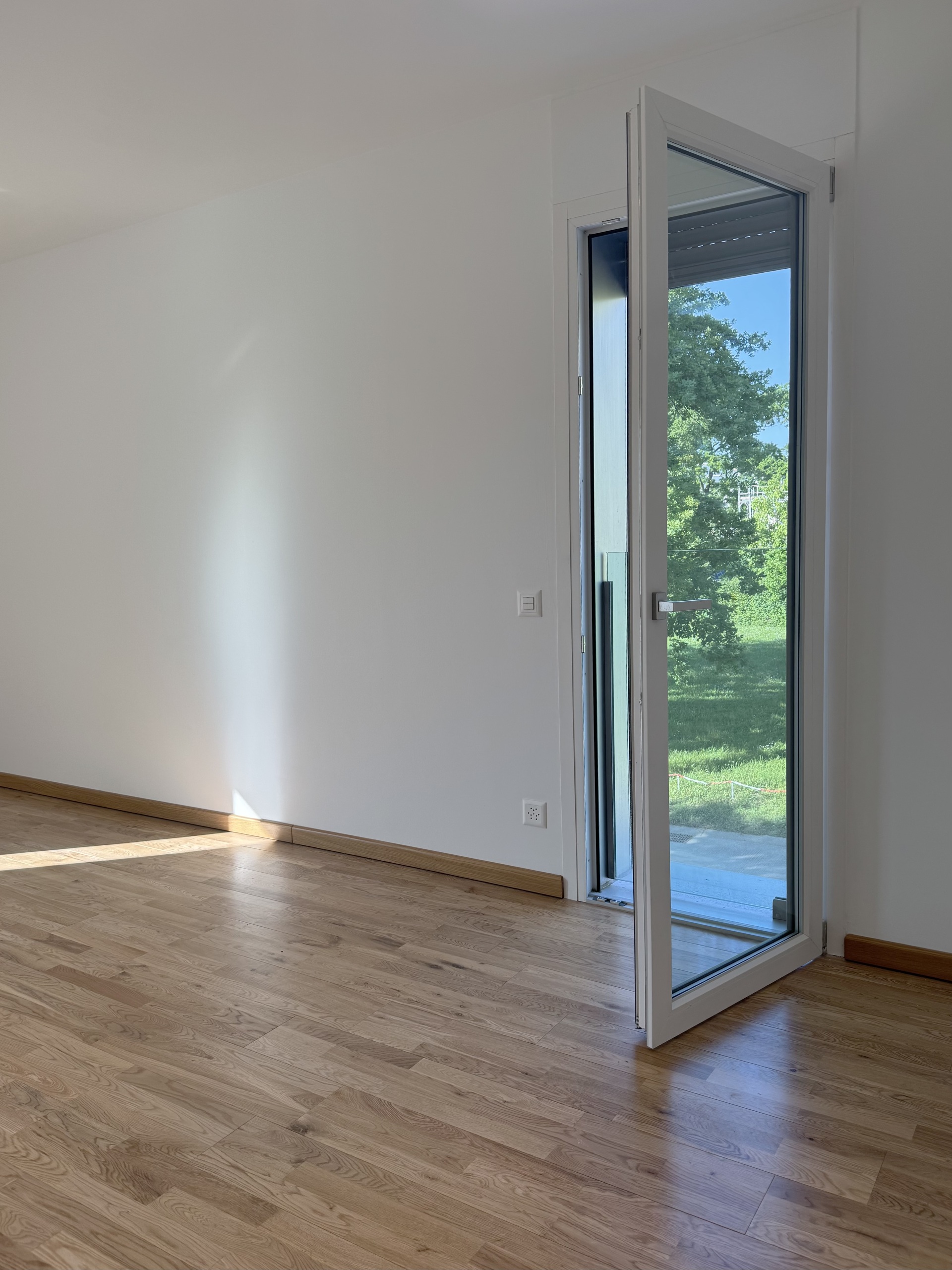 Heller leerer Raum mit Balkon- oder Terrassentür