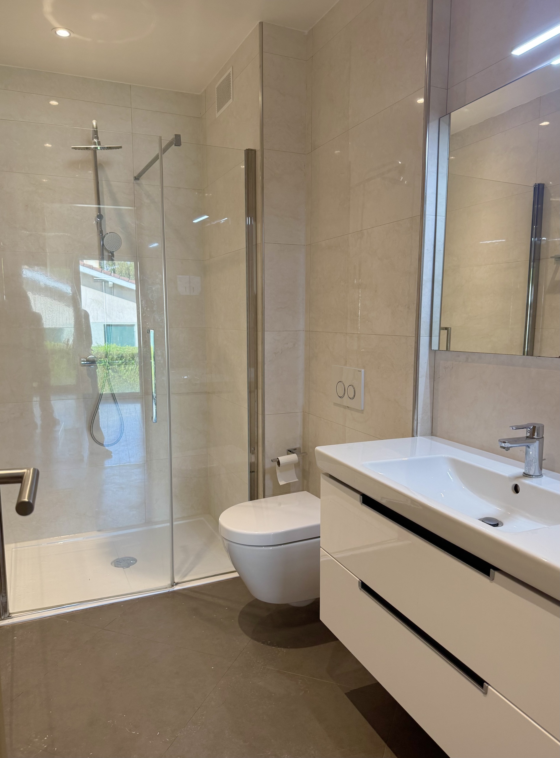 Modernes Badezimmer mit Dusche und Waschtisch