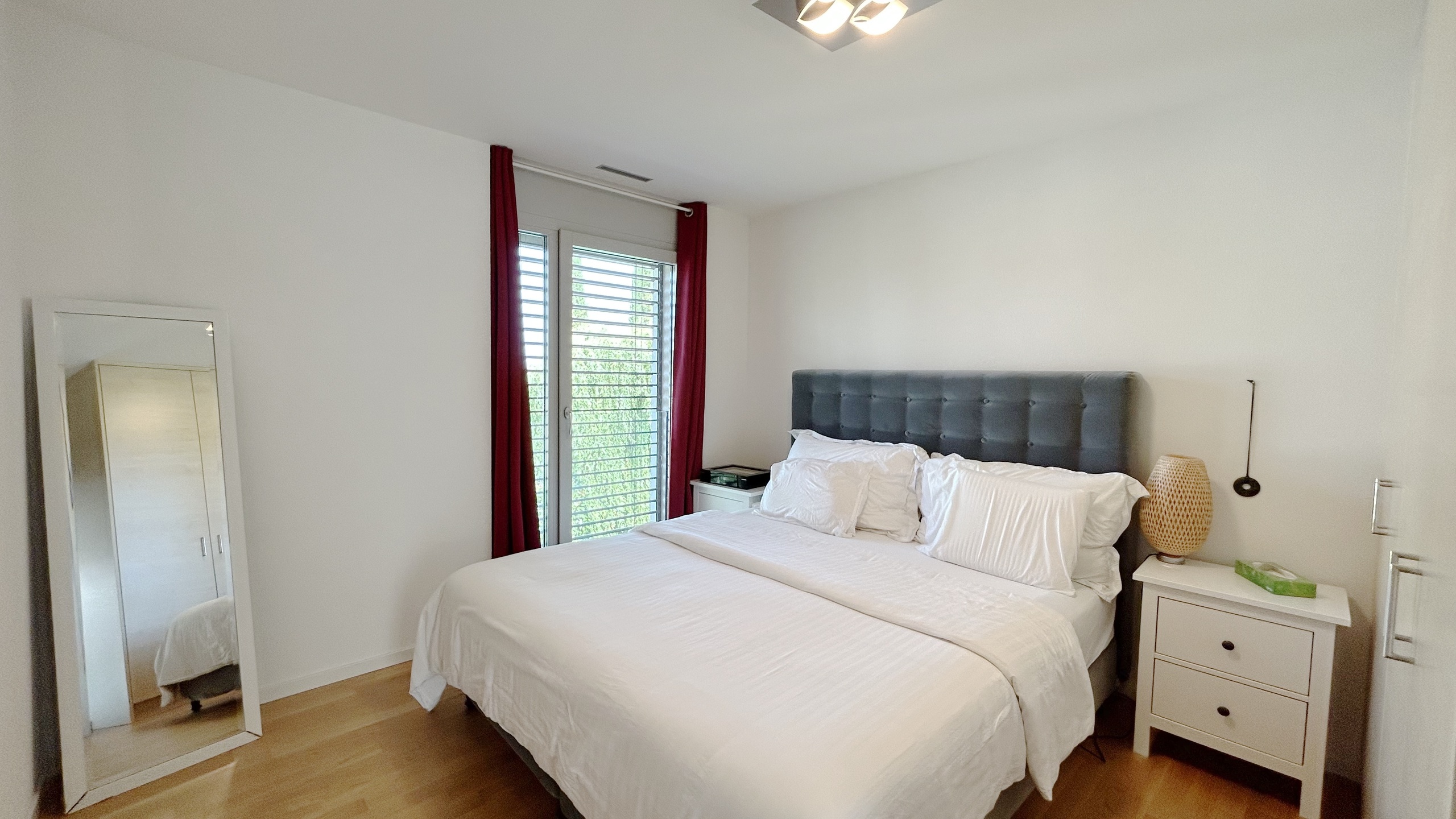Helles Schlafzimmer mit Bett und Fenster