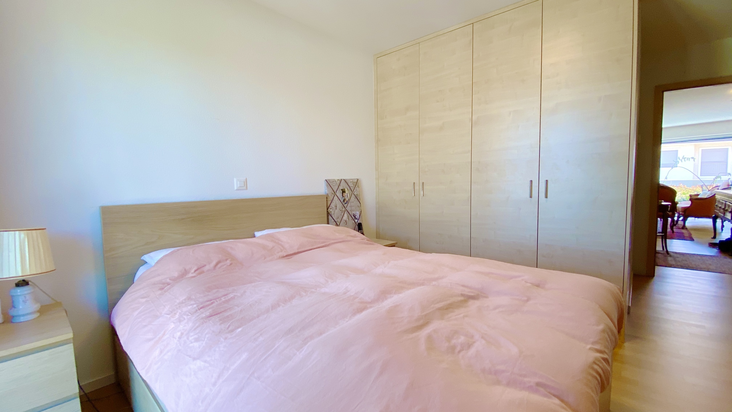 Helles Schlafzimmer mit großem Einbauschrank