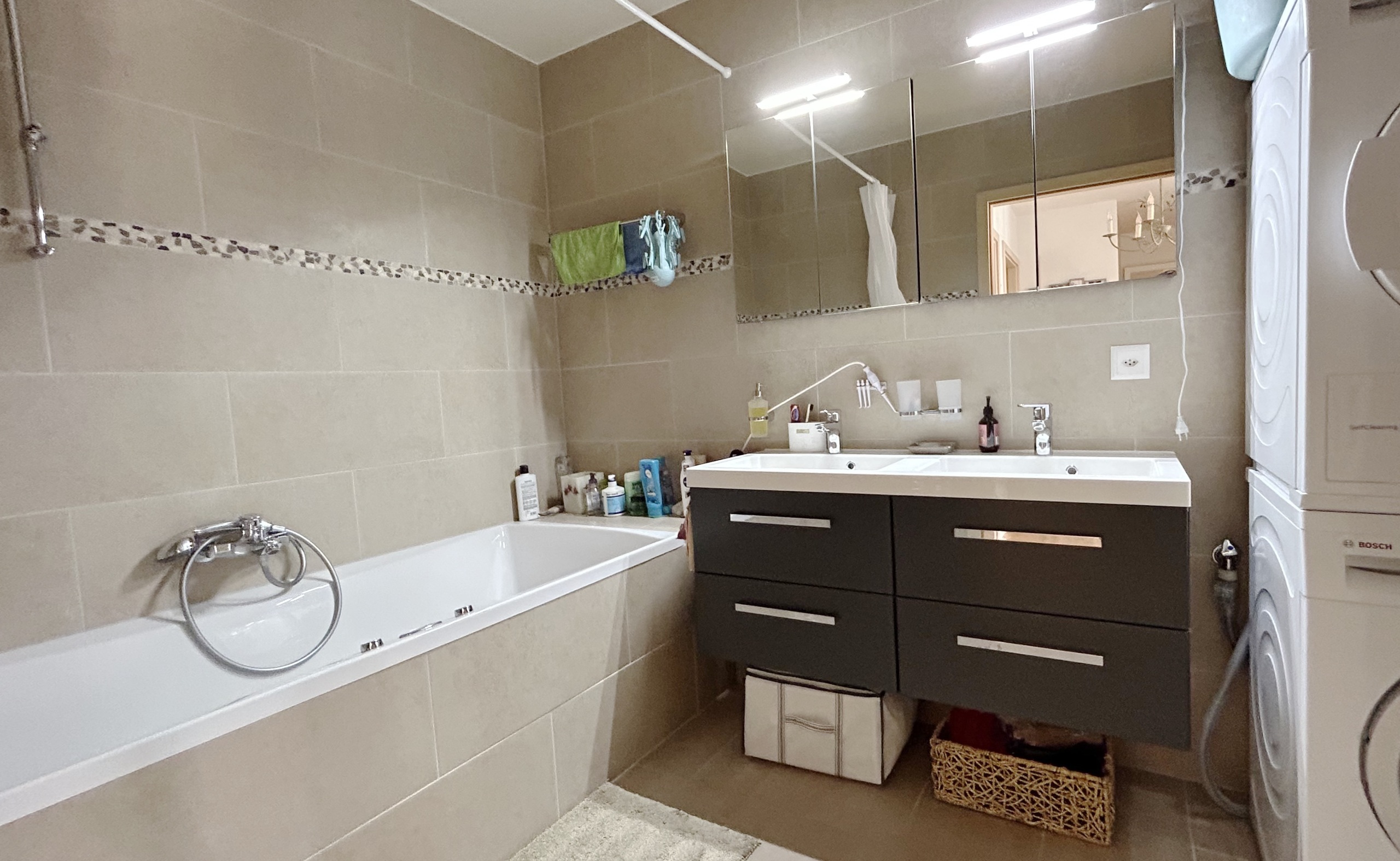 Modernes Badezimmer mit Wanne und Doppelwaschtisch