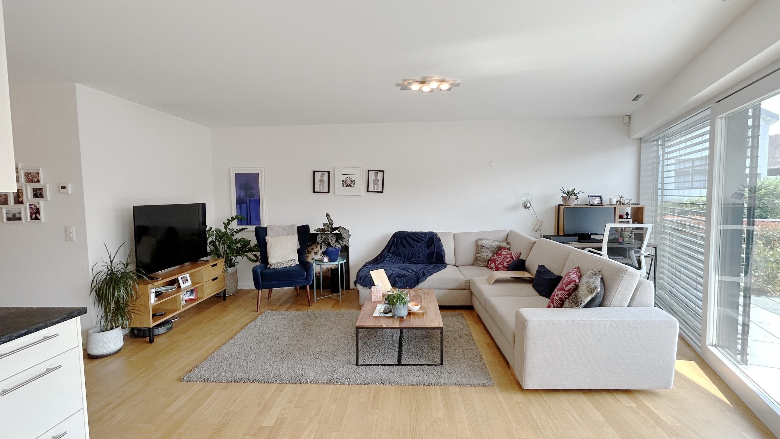 Helles Wohnzimmer mit großer Fensterfront