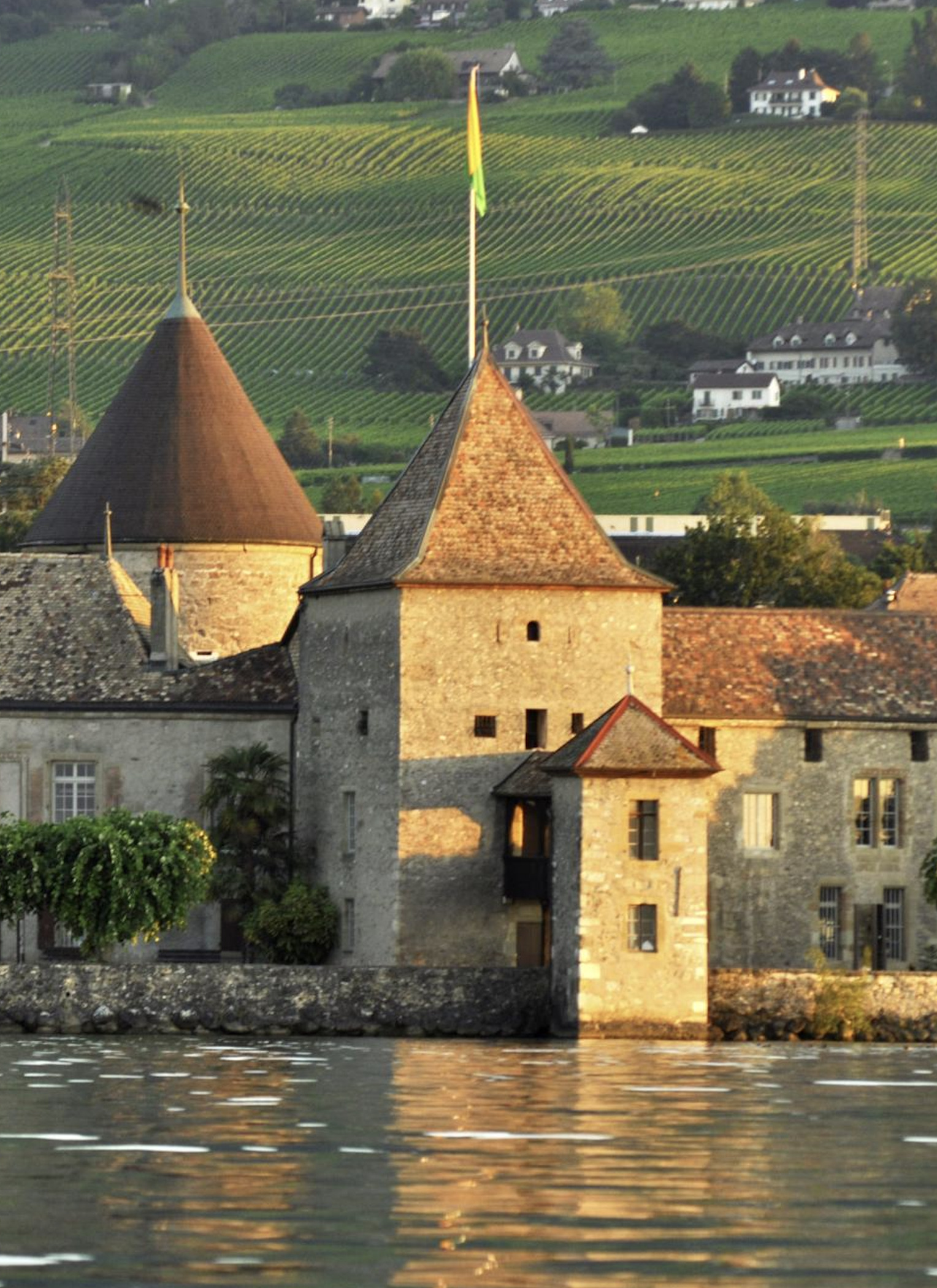 Historische Burganlage am Wasser