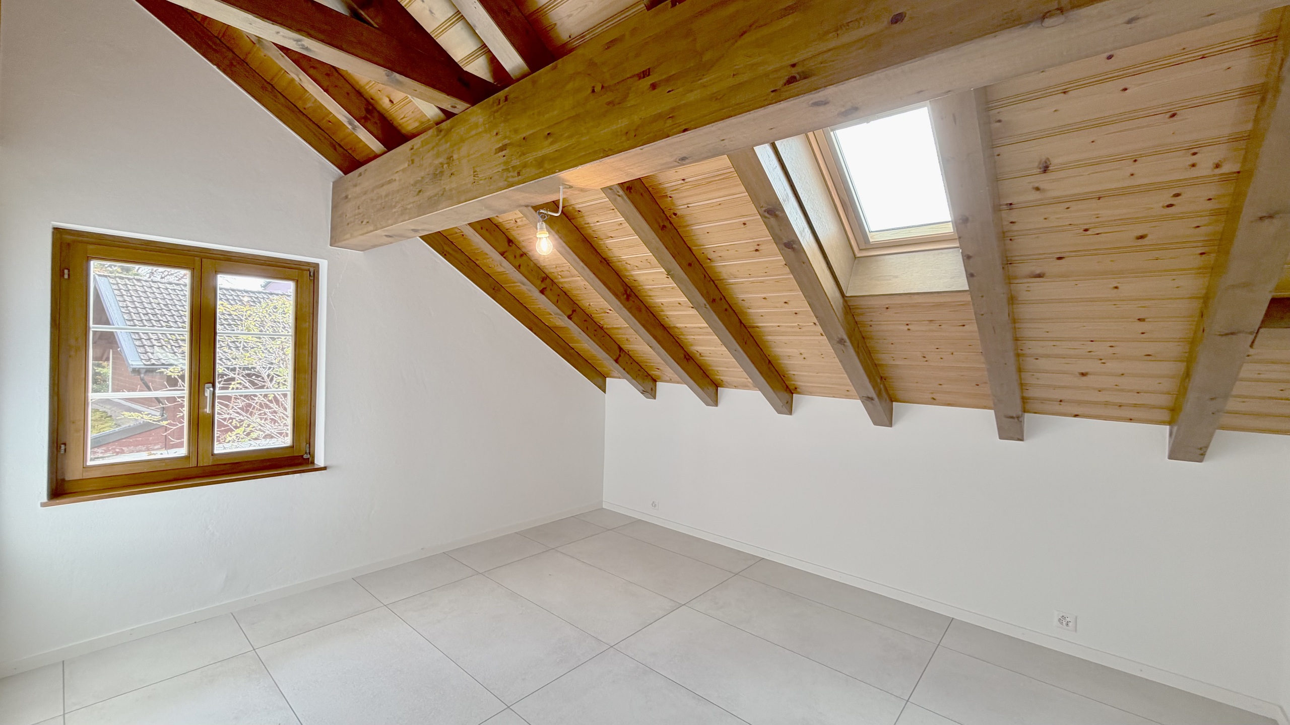 Leerer Dachraum mit Holzdecke