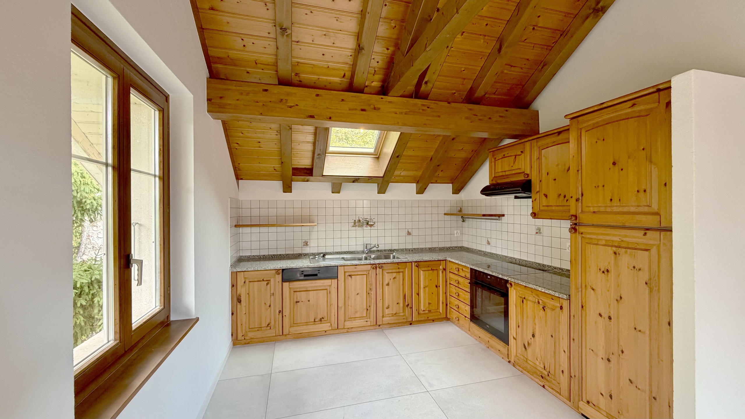 Helle Dachgeschossküche mit Holzdecke