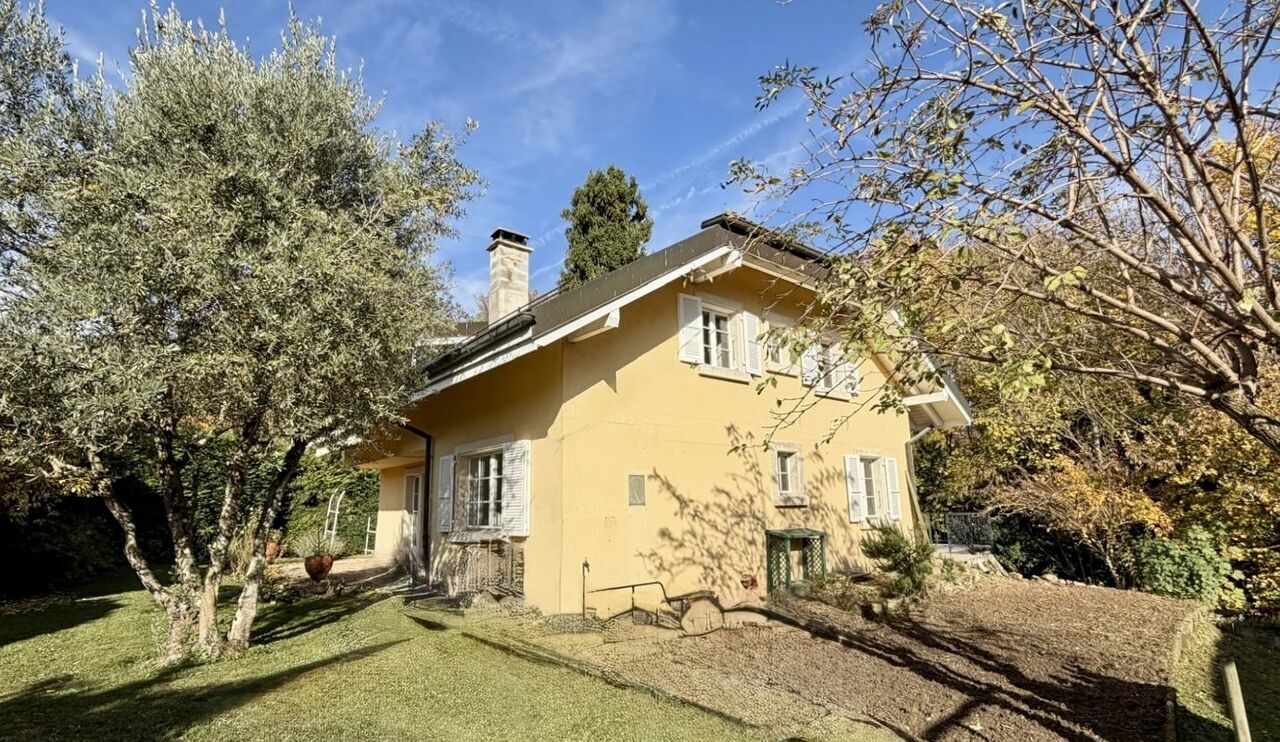 Gelbes Einfamilienhaus mit Garten