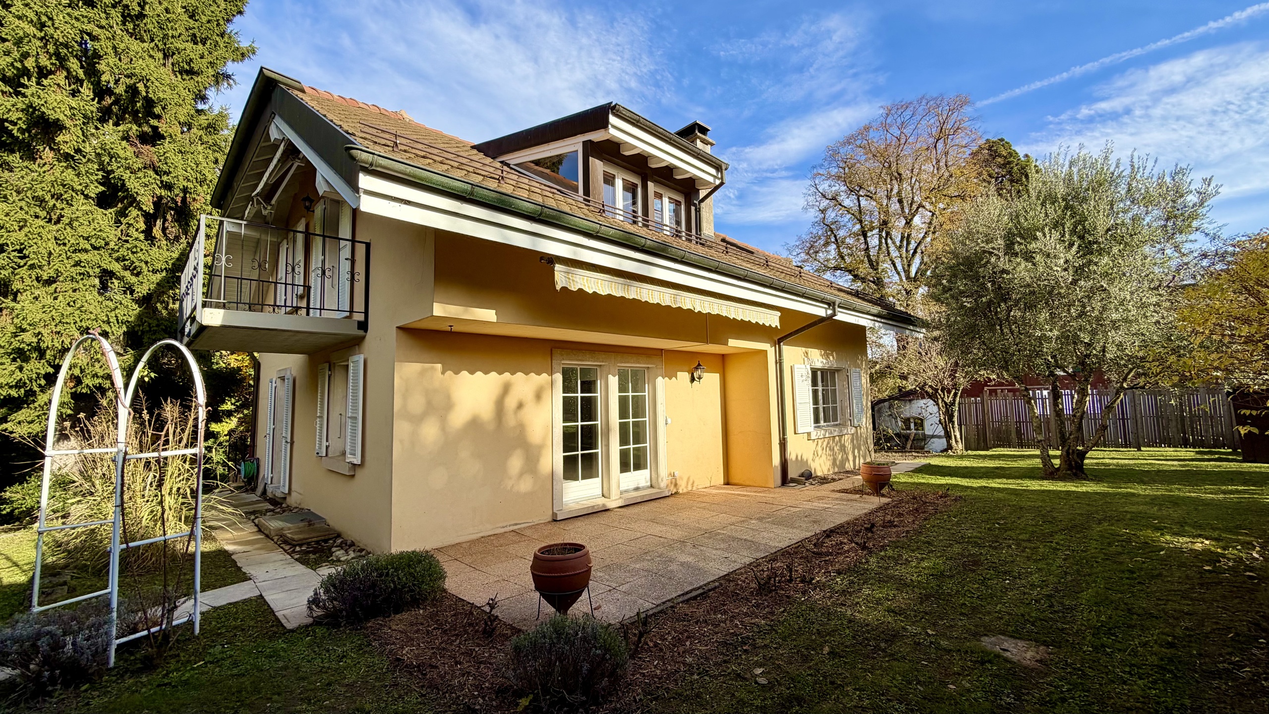 Gartenansicht eines Einfamilienhauses