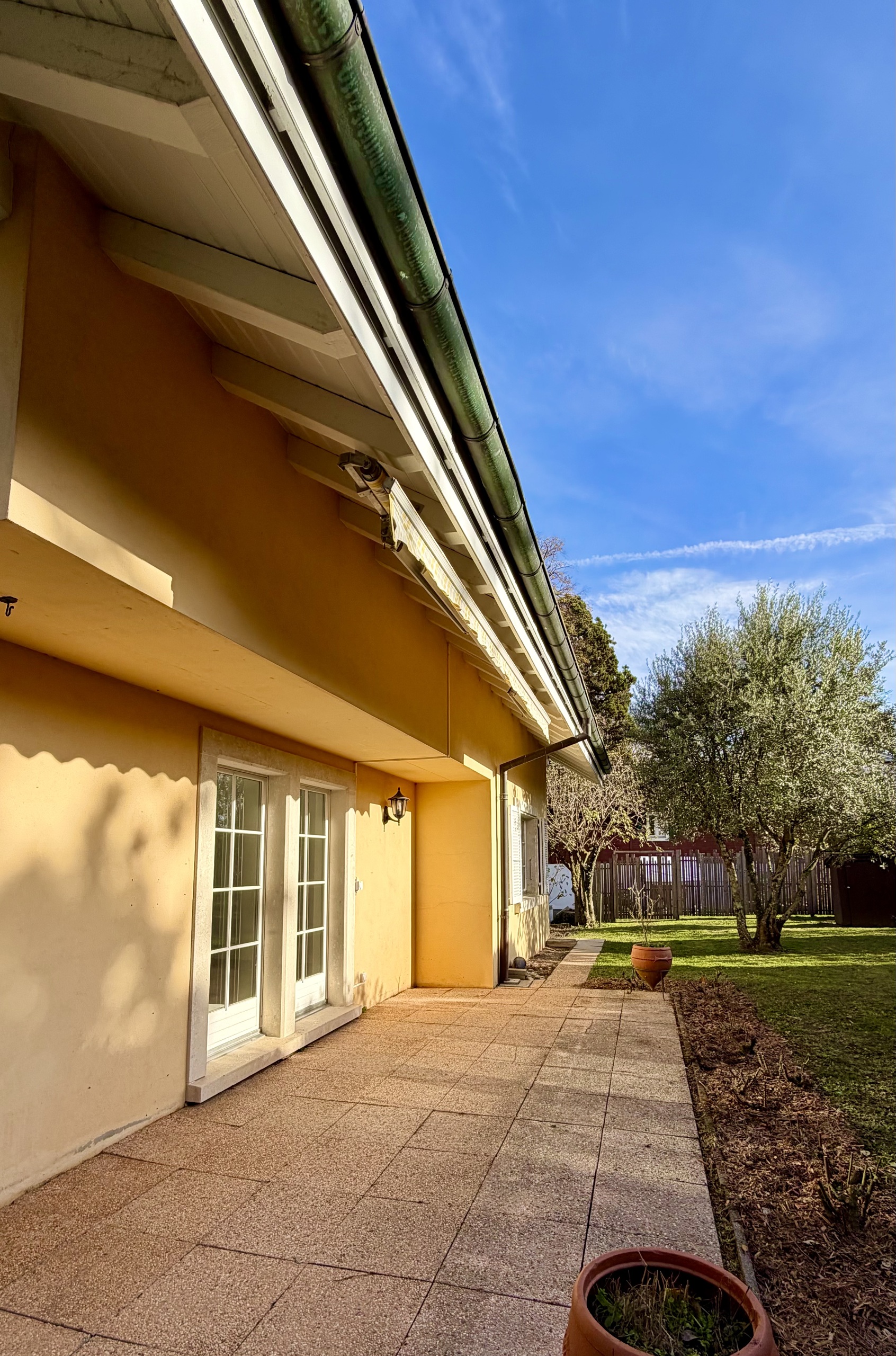 Hausfassade mit Terrasse und Garten