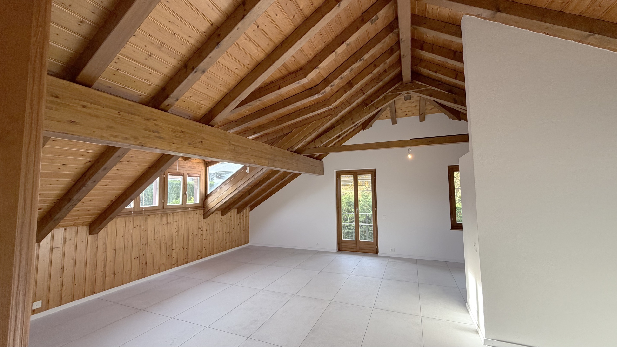 Großer leerer Dachraum mit Holzdecke