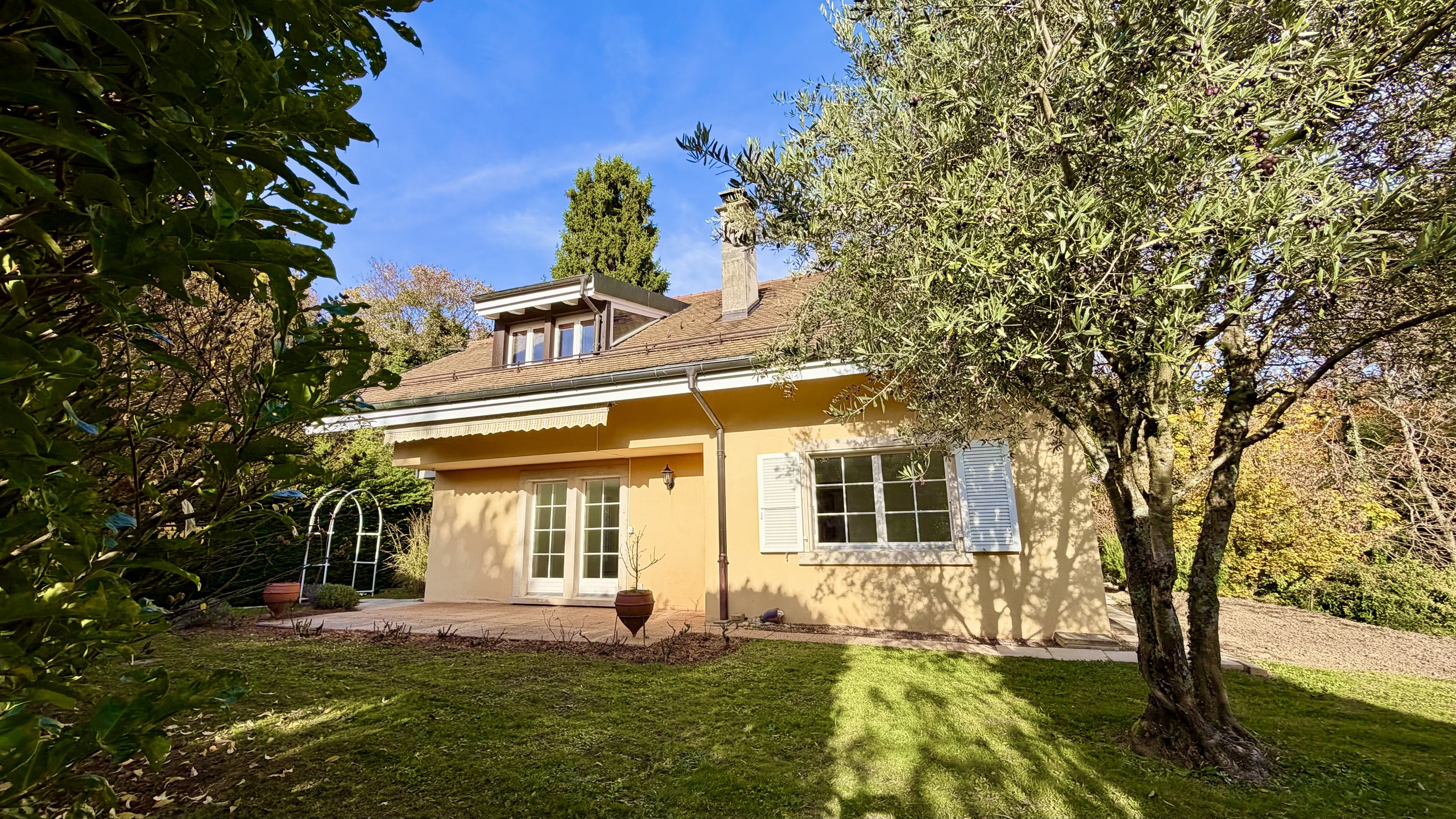 Haus mit Gartenansicht