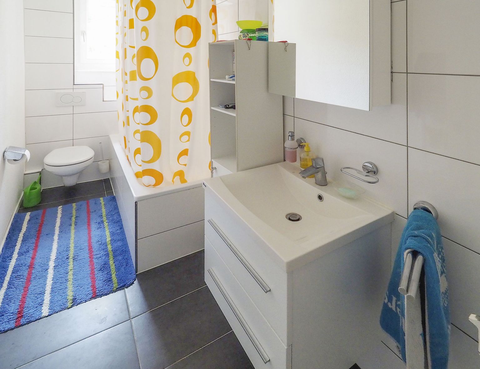 Modernes Badezimmer mit Dusche und WC
