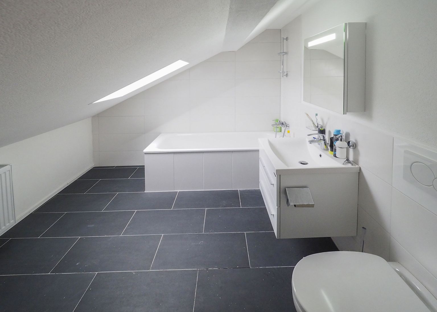 Dachbad mit Badewanne und Waschplatz