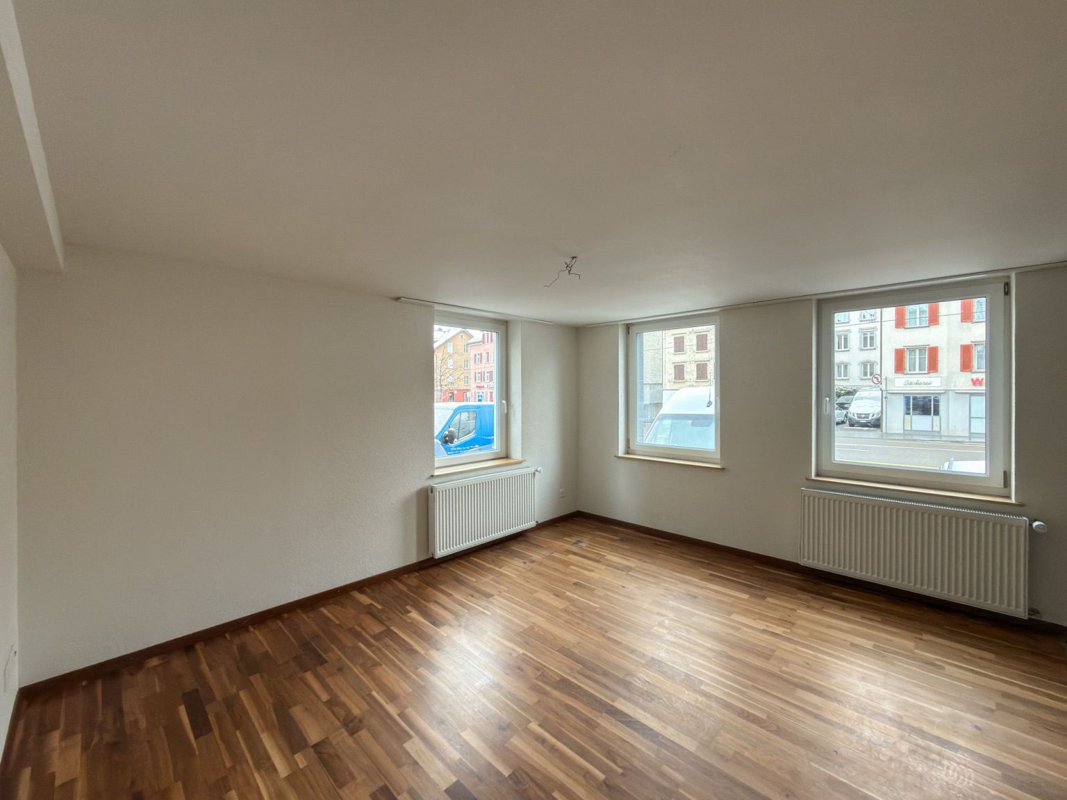 Heller leerer Wohnraum mit Holzboden