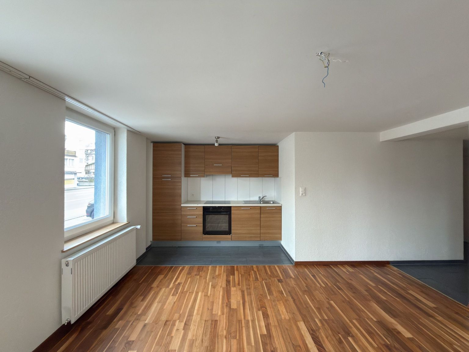 Kompakter Wohnraum mit Einbauküche