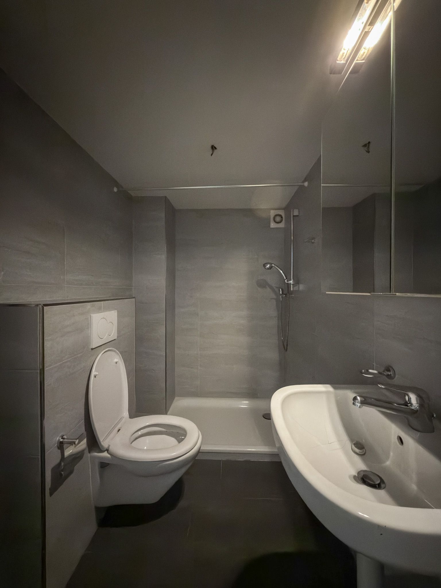 Kleines modernes Badezimmer mit WC und Waschtisch