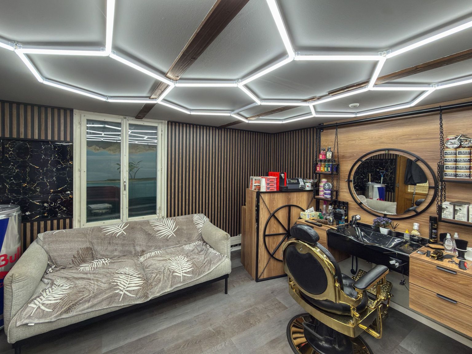 Modern gestalteter Salon mit Friseurbereich