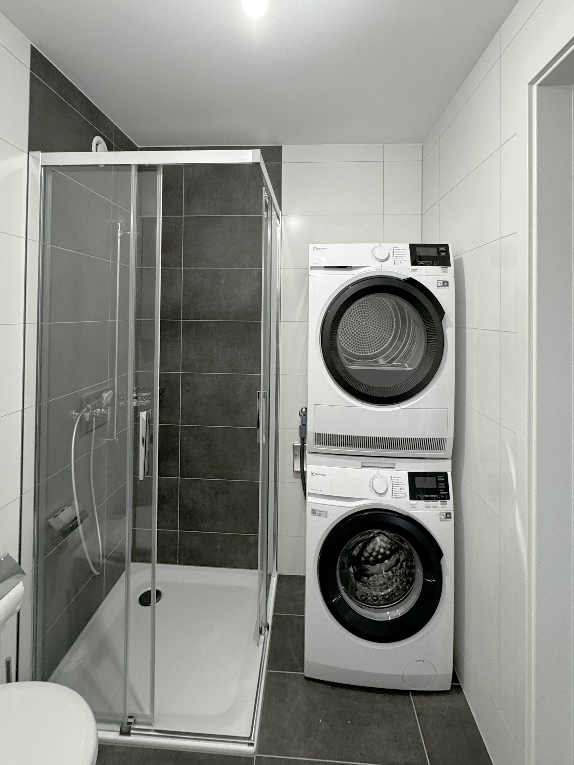 Modernes Bad mit Dusche und Waschturm