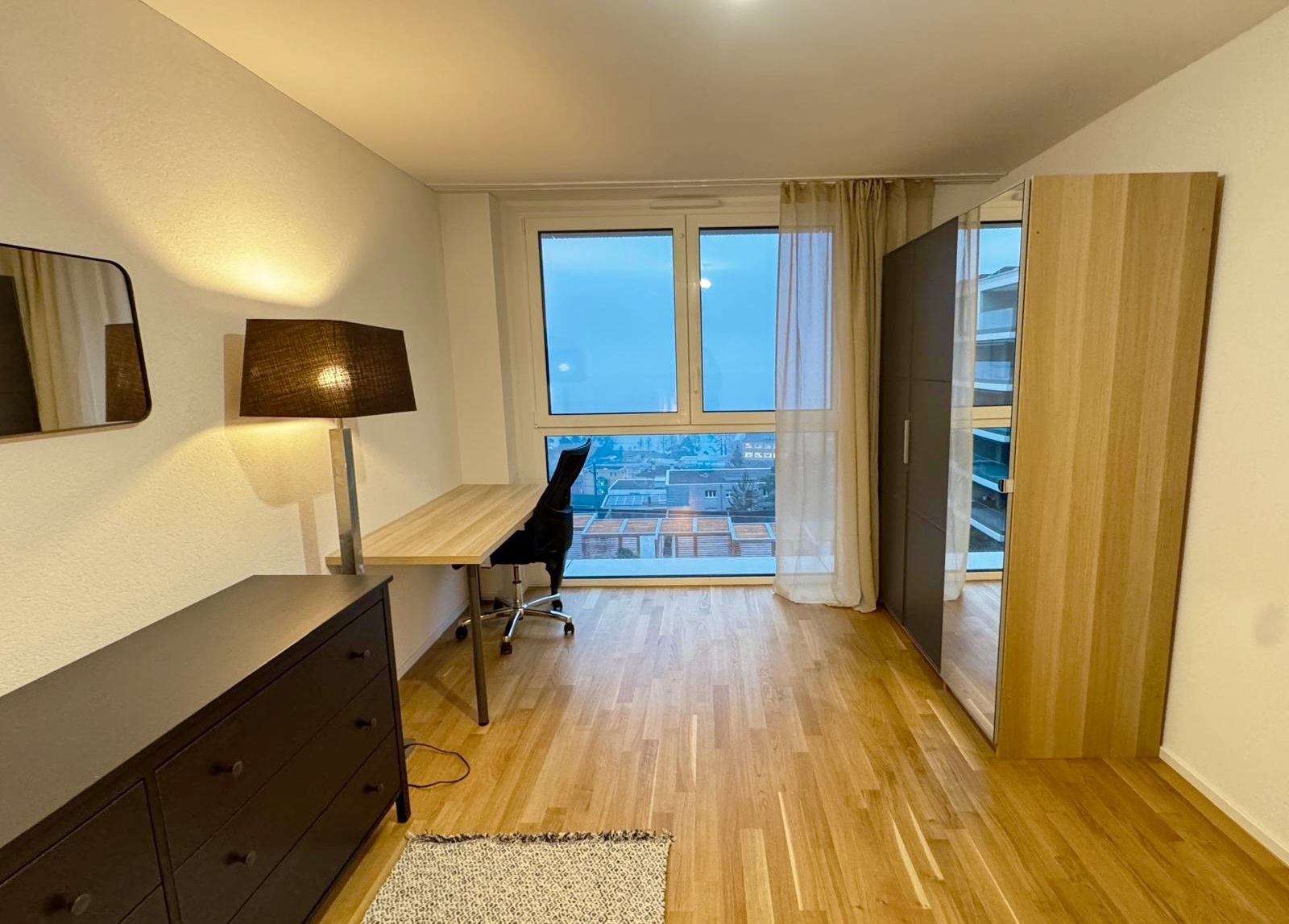 Helles Arbeitszimmer mit Fensterfront
