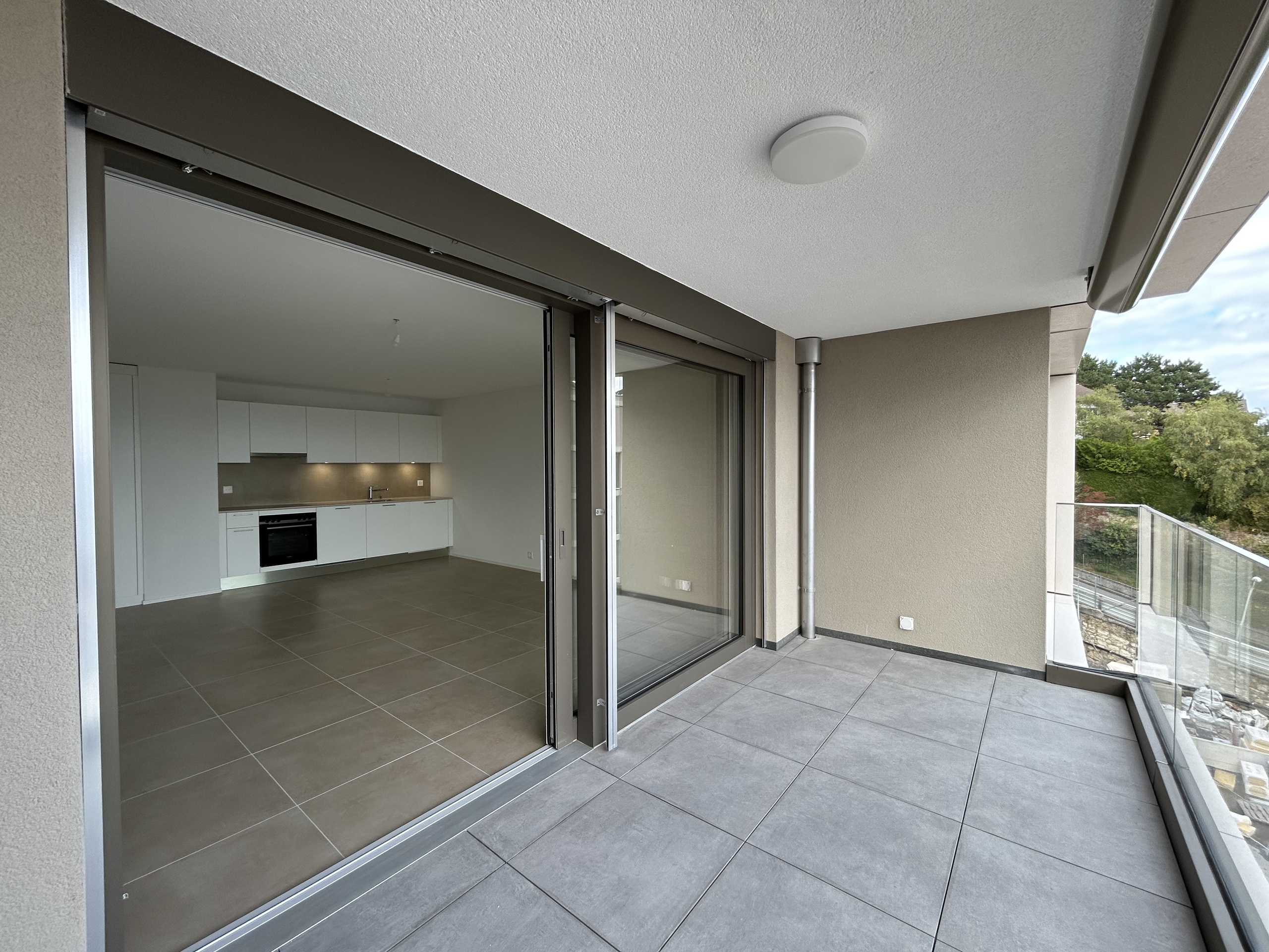 Überdachter Balkon mit Blick in den Wohnraum
