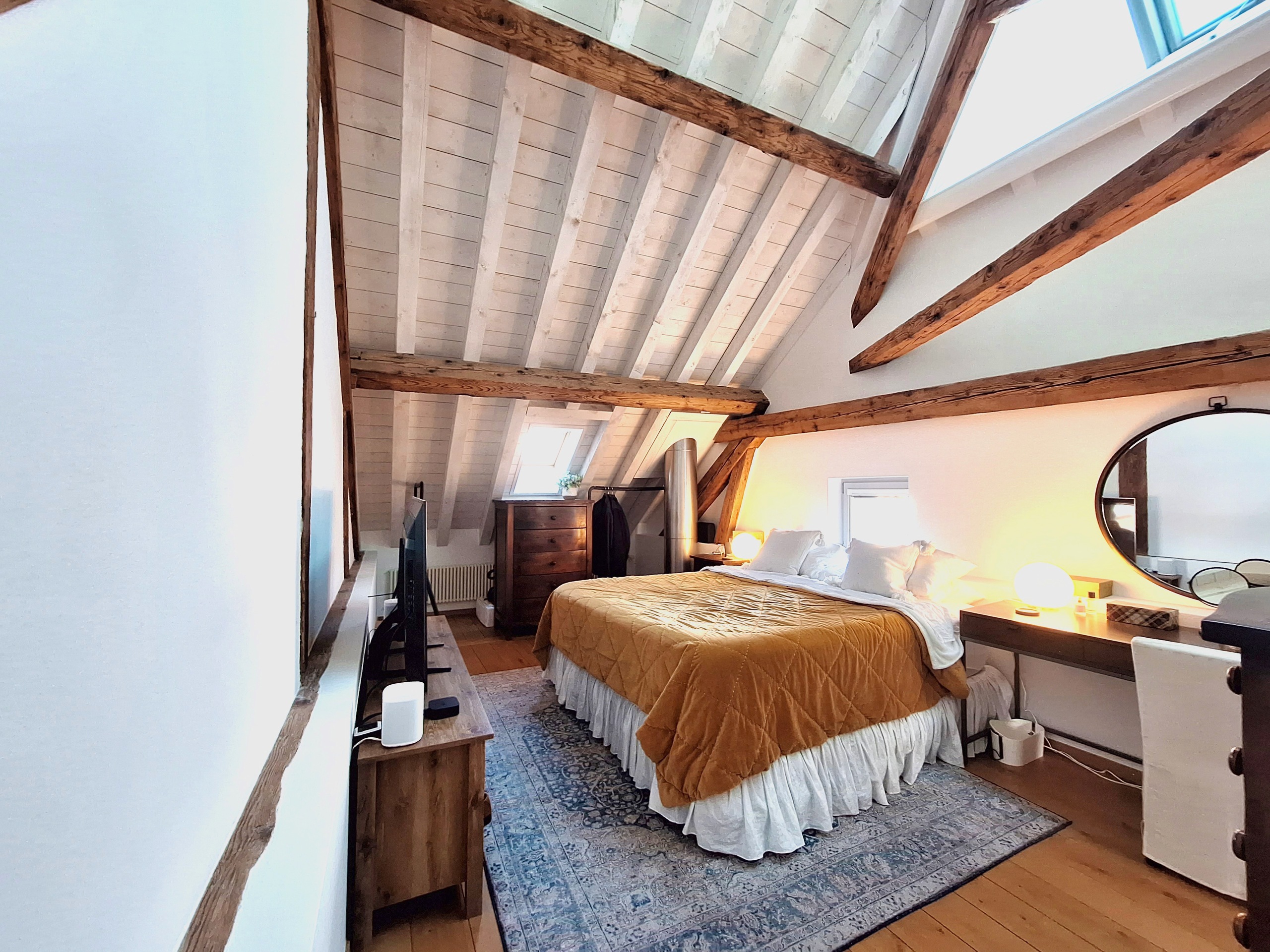 Gemütliches Dachgeschoss-Schlafzimmer mit sichtbaren Holzbalken