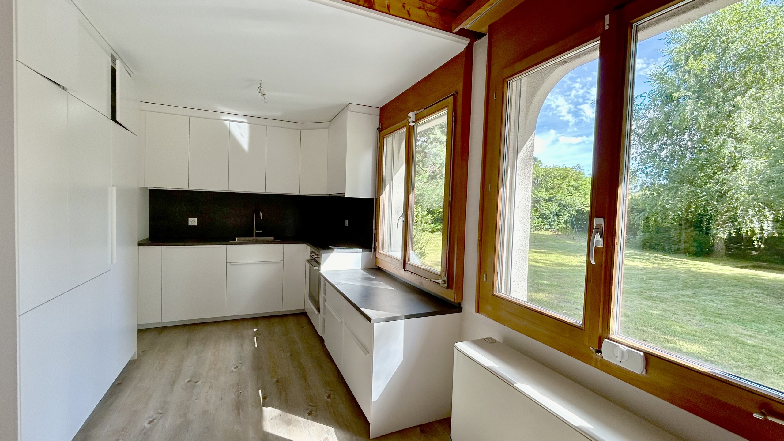 Helle, moderne Küche mit Gartenblick