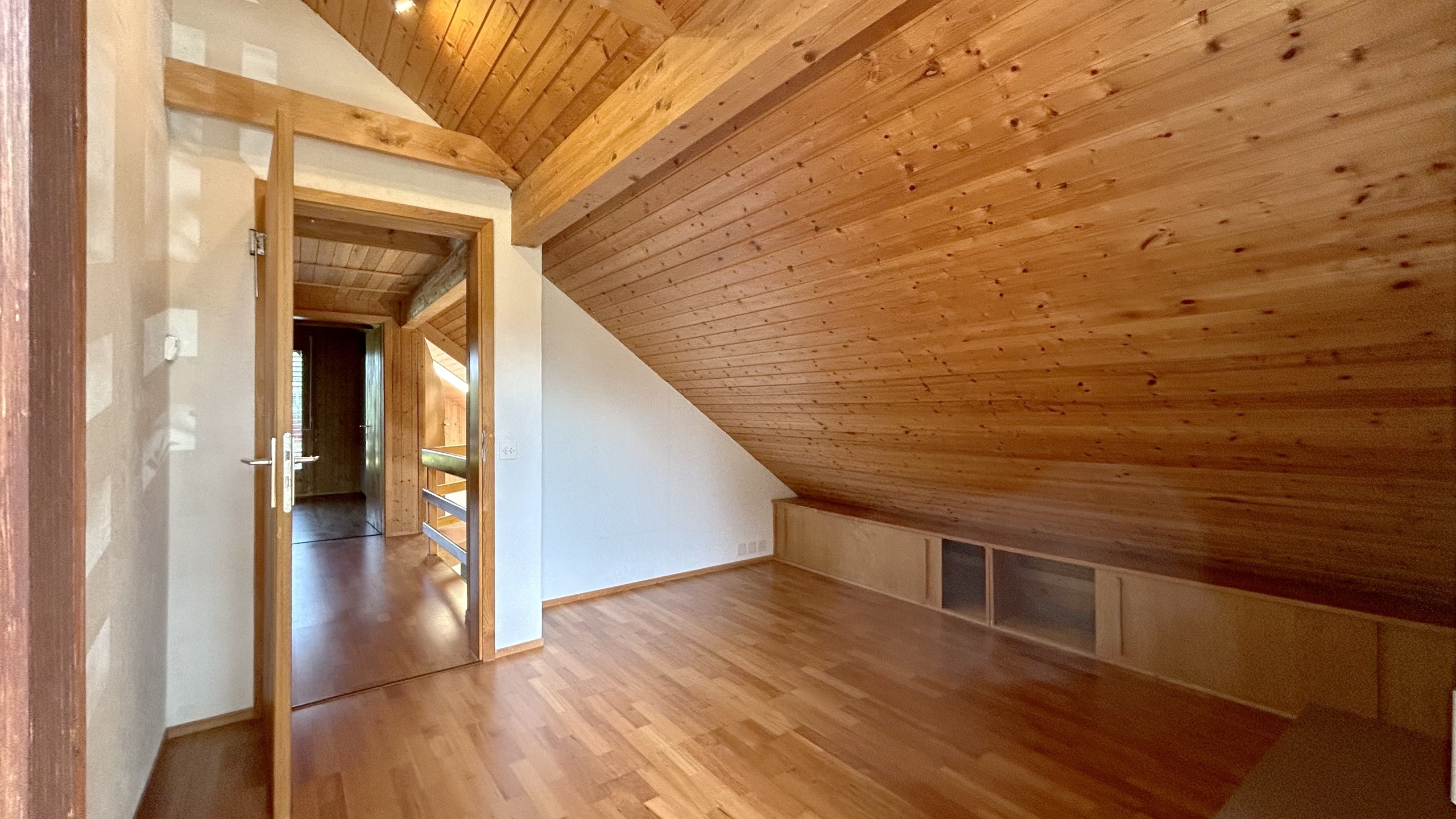 Dachgeschosszimmer mit Holzverkleidung
