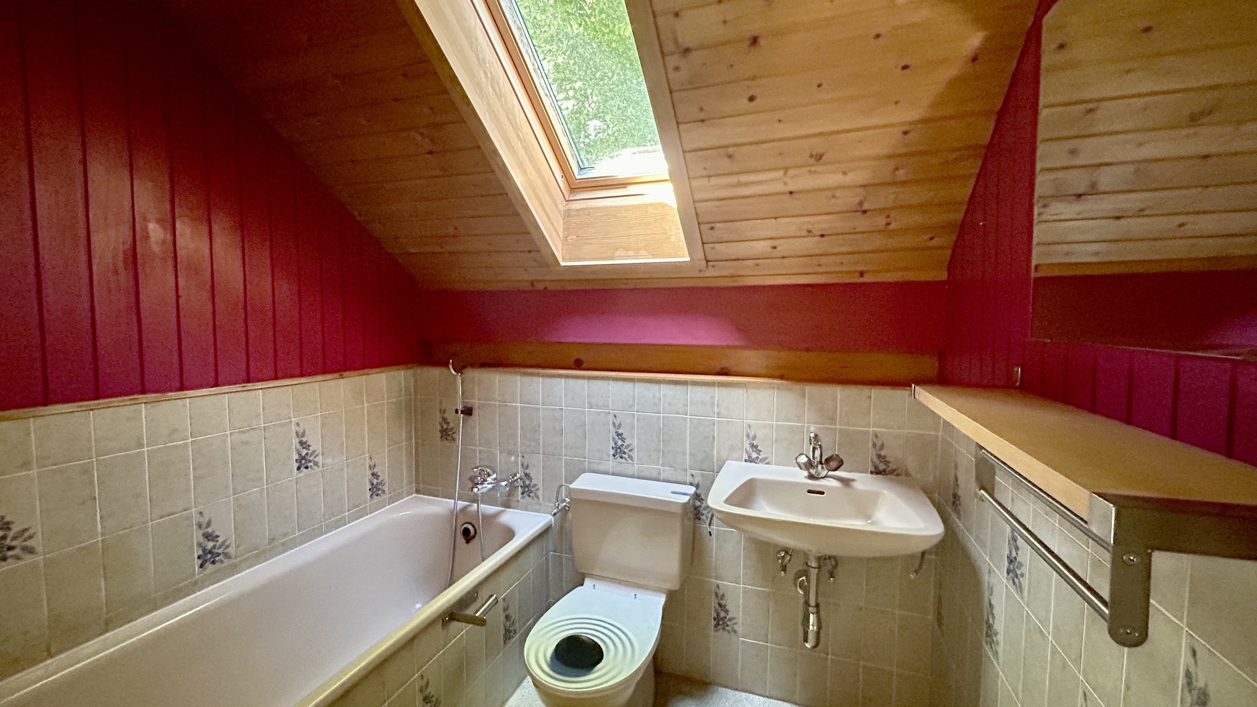 Dachbad mit Badewanne und WC