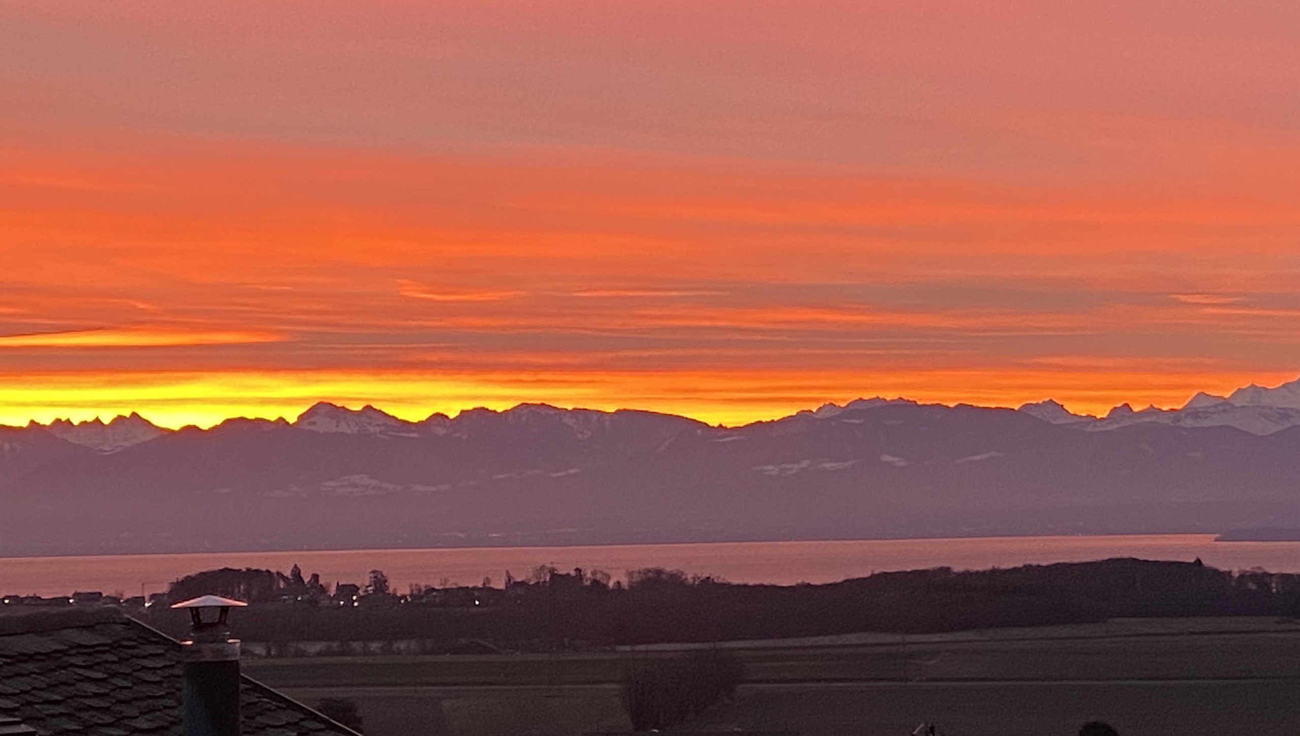Sonnenuntergang mit Berg- und Seeblick