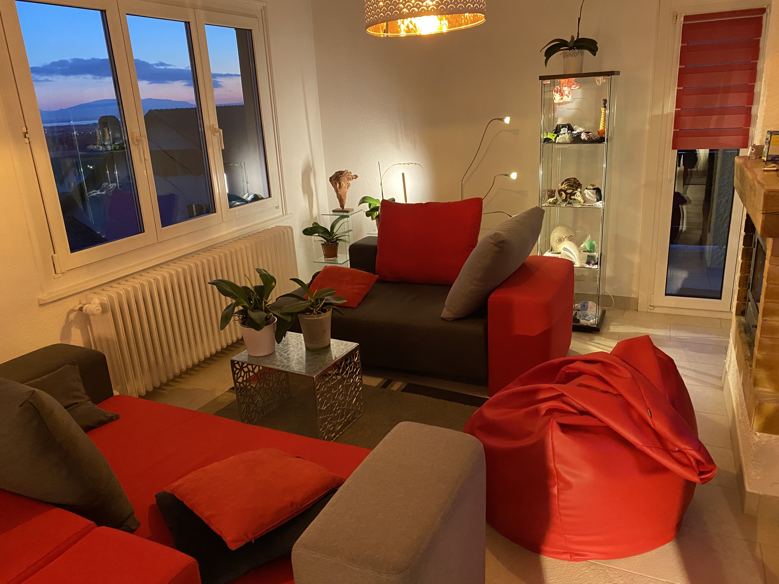 Gemütliches Wohnzimmer mit Sonnenuntergangsblick