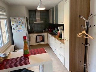 Kleine helle Küche mit Esstisch