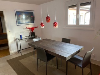 Essbereich mit Tisch und Stühlen