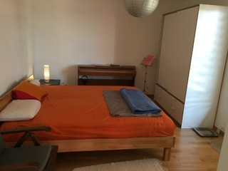 Schlafzimmer mit schlichtem Mobiliar