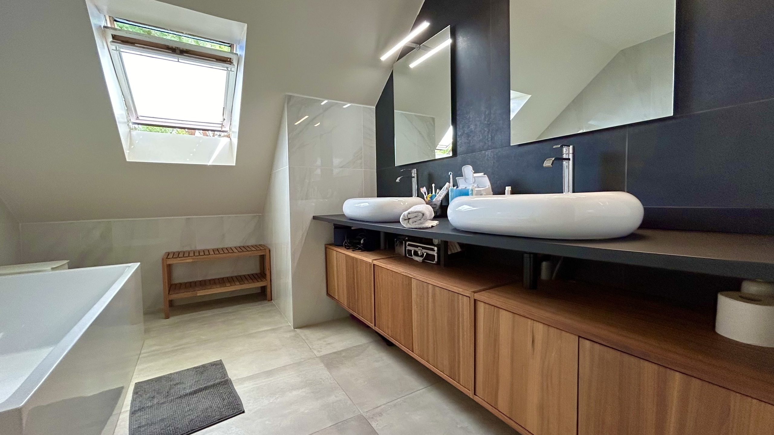 Modernes Bad mit Dachfenster und Doppelwaschbecken