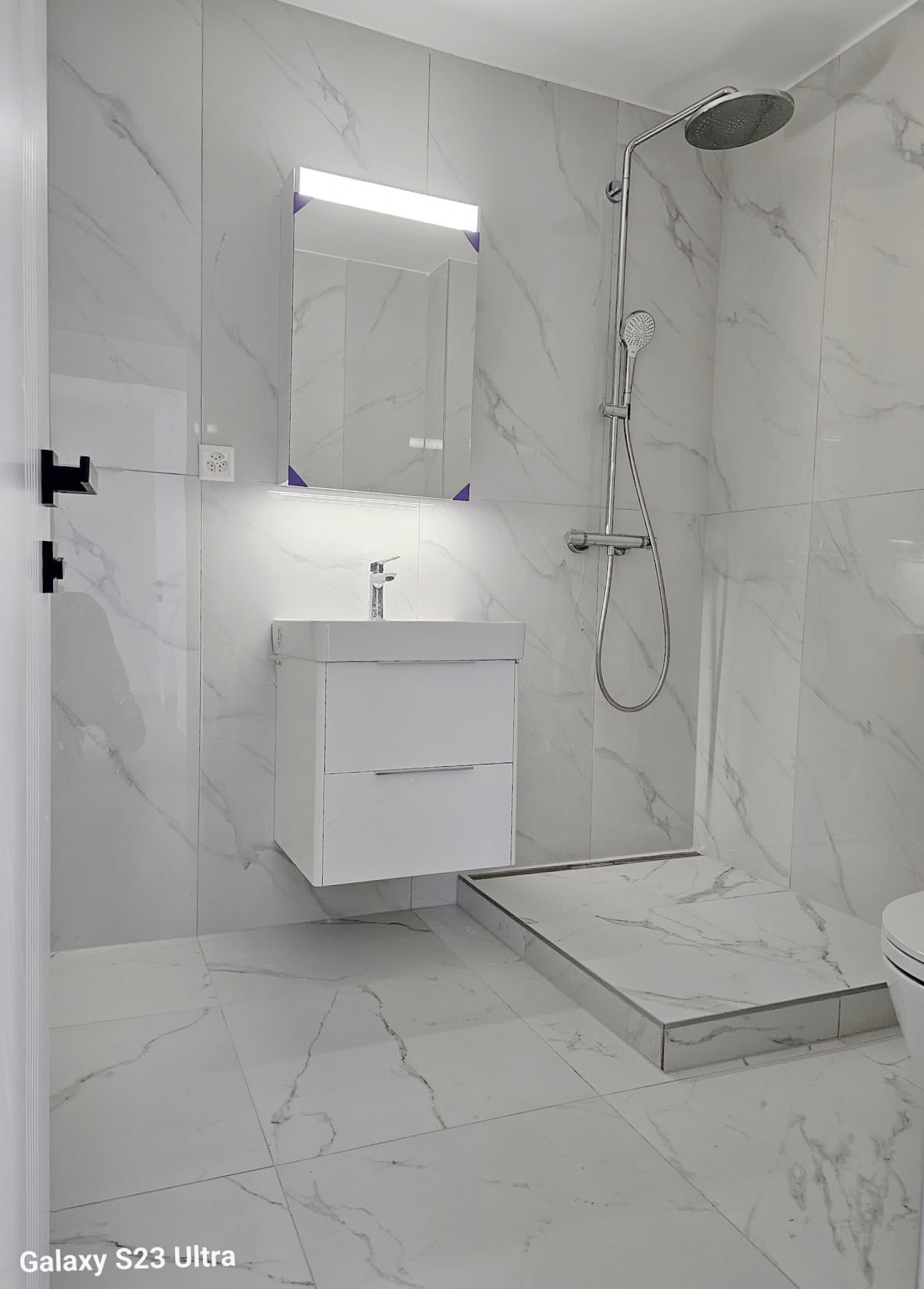 Modernes Badezimmer mit Walk-in-Dusche
