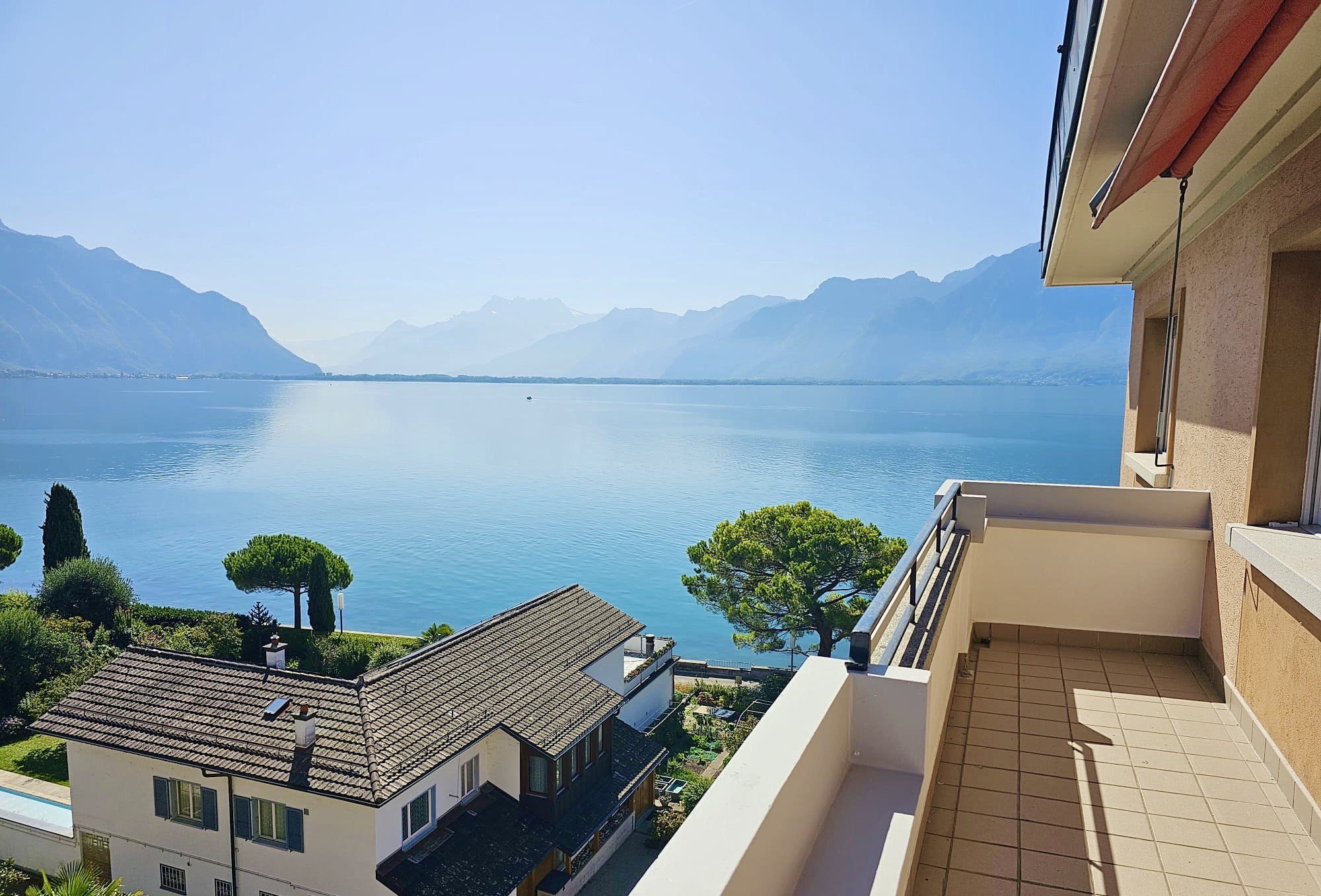 Balkon mit Seeblick und Bergpanorama