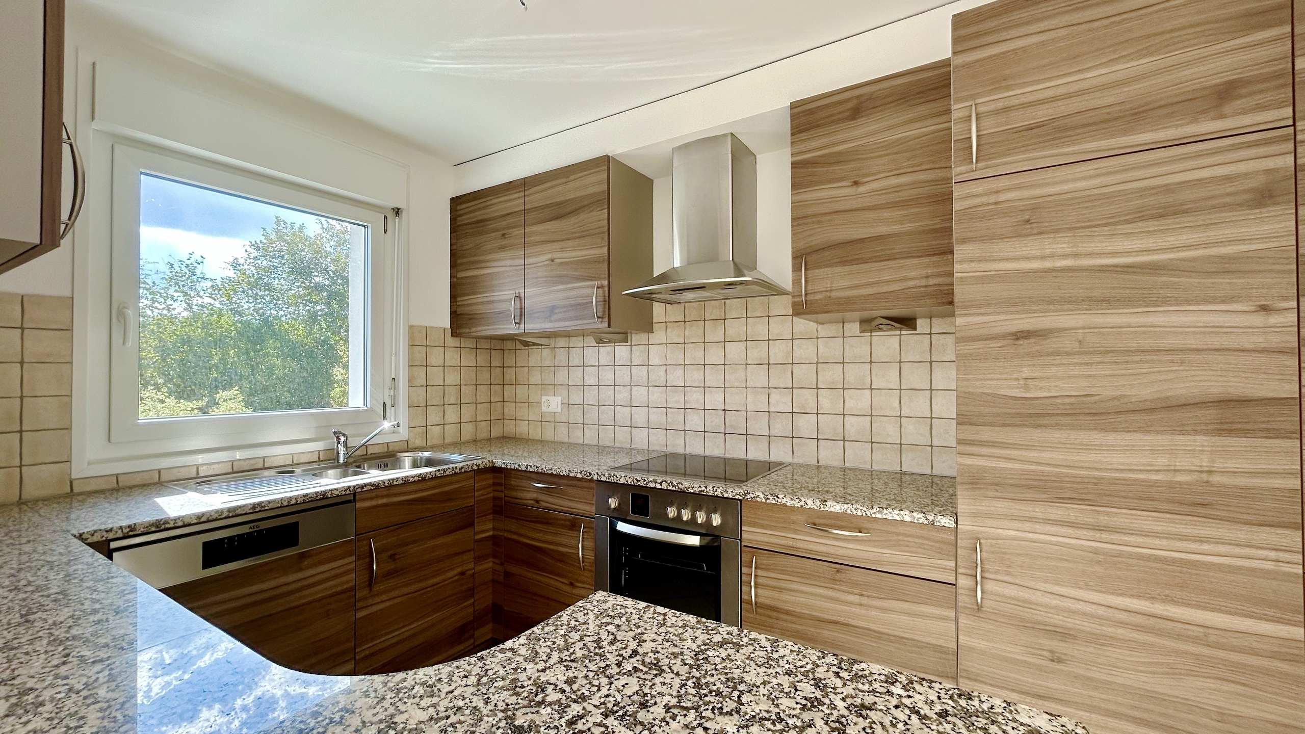 Moderne Einbauküche mit Holzoptik und Granit-Arbeitsplatte