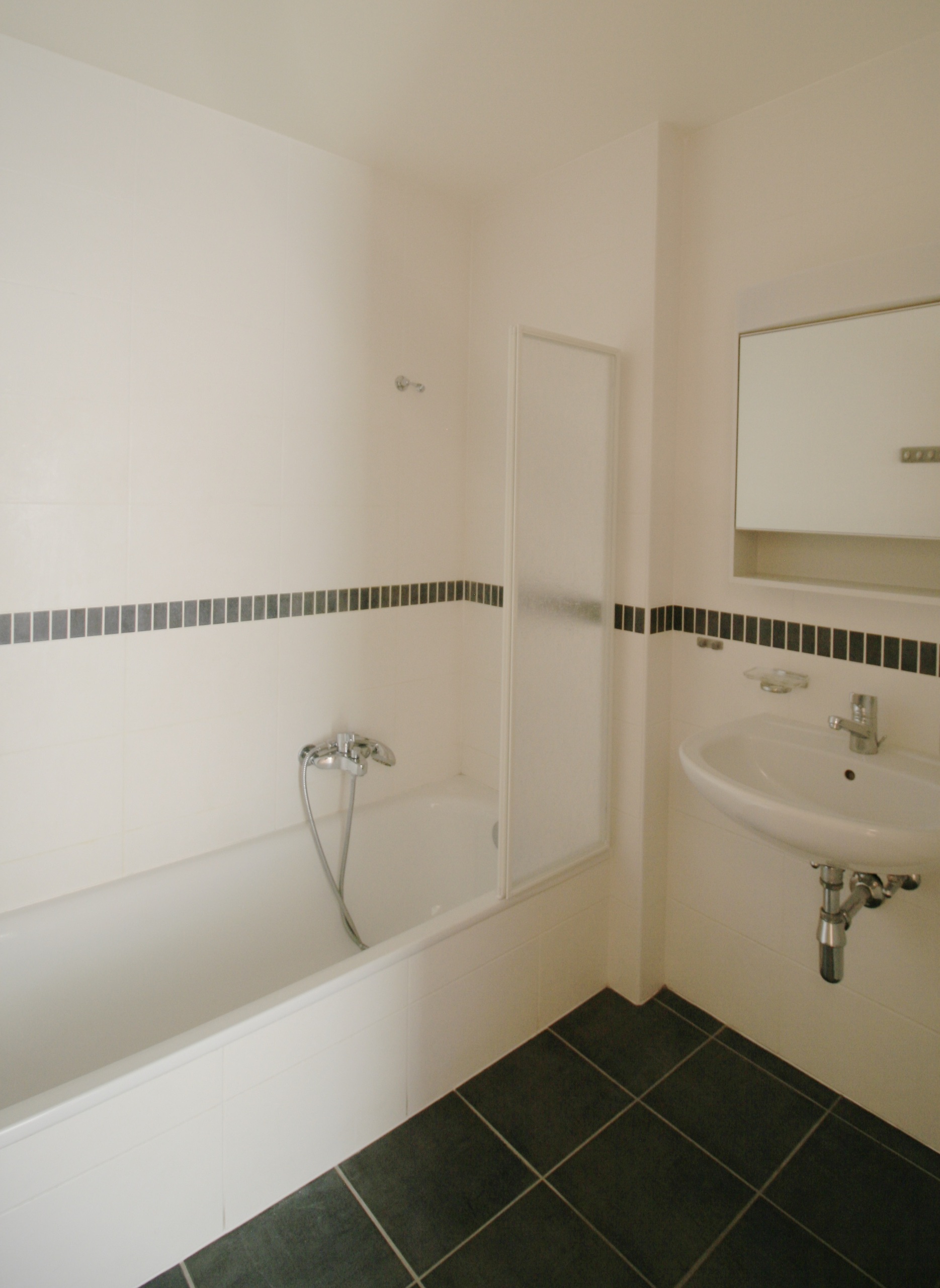 Badezimmer mit Wanne und Waschtisch