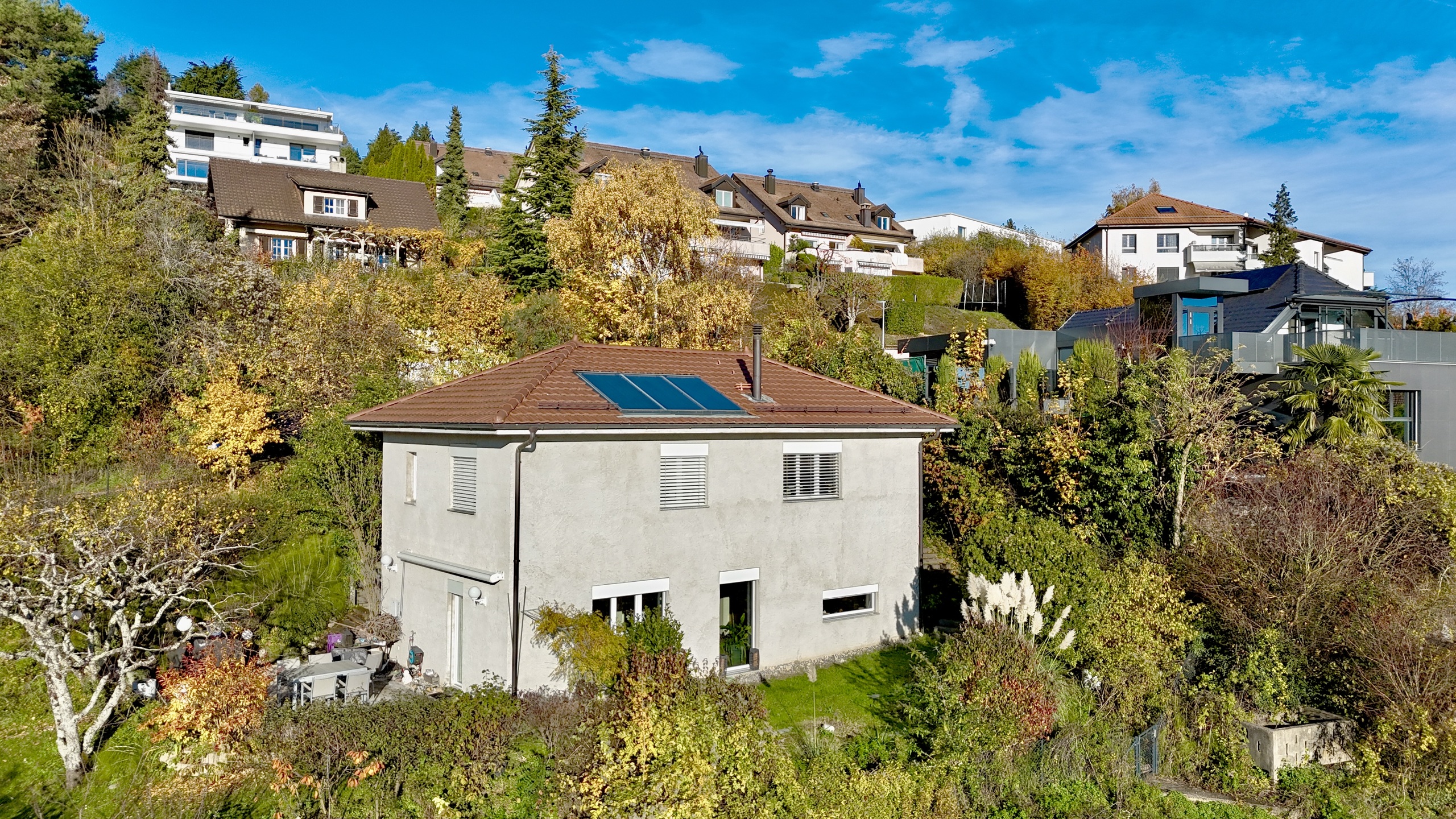 Häusliche Außenansicht in Hanglage