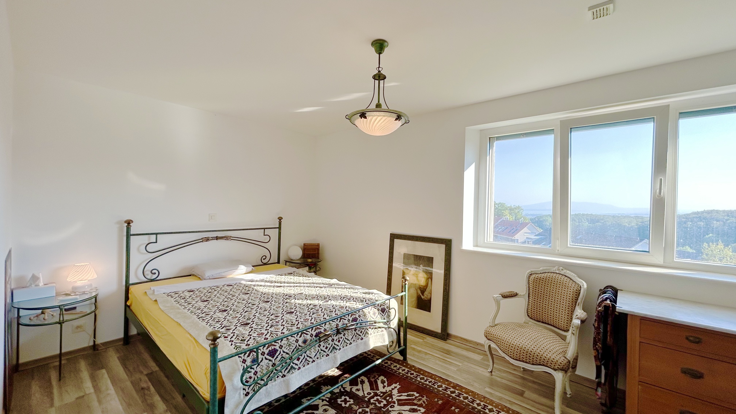 Helles Schlafzimmer mit Ausblick