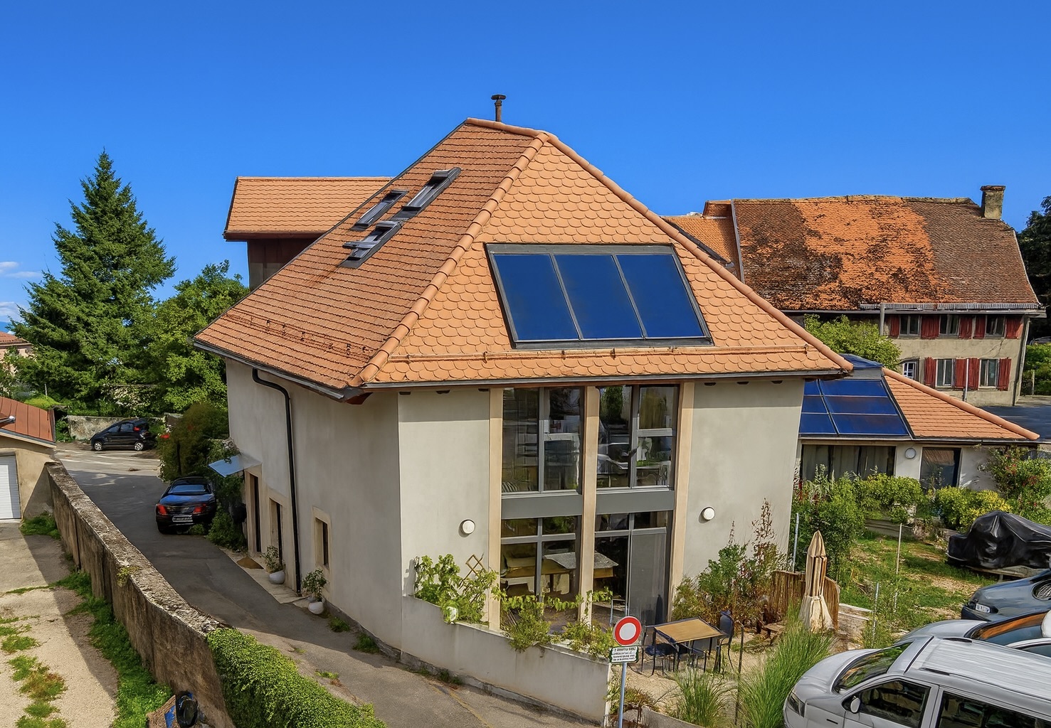 Modernes Haus mit steilem Ziegeldach