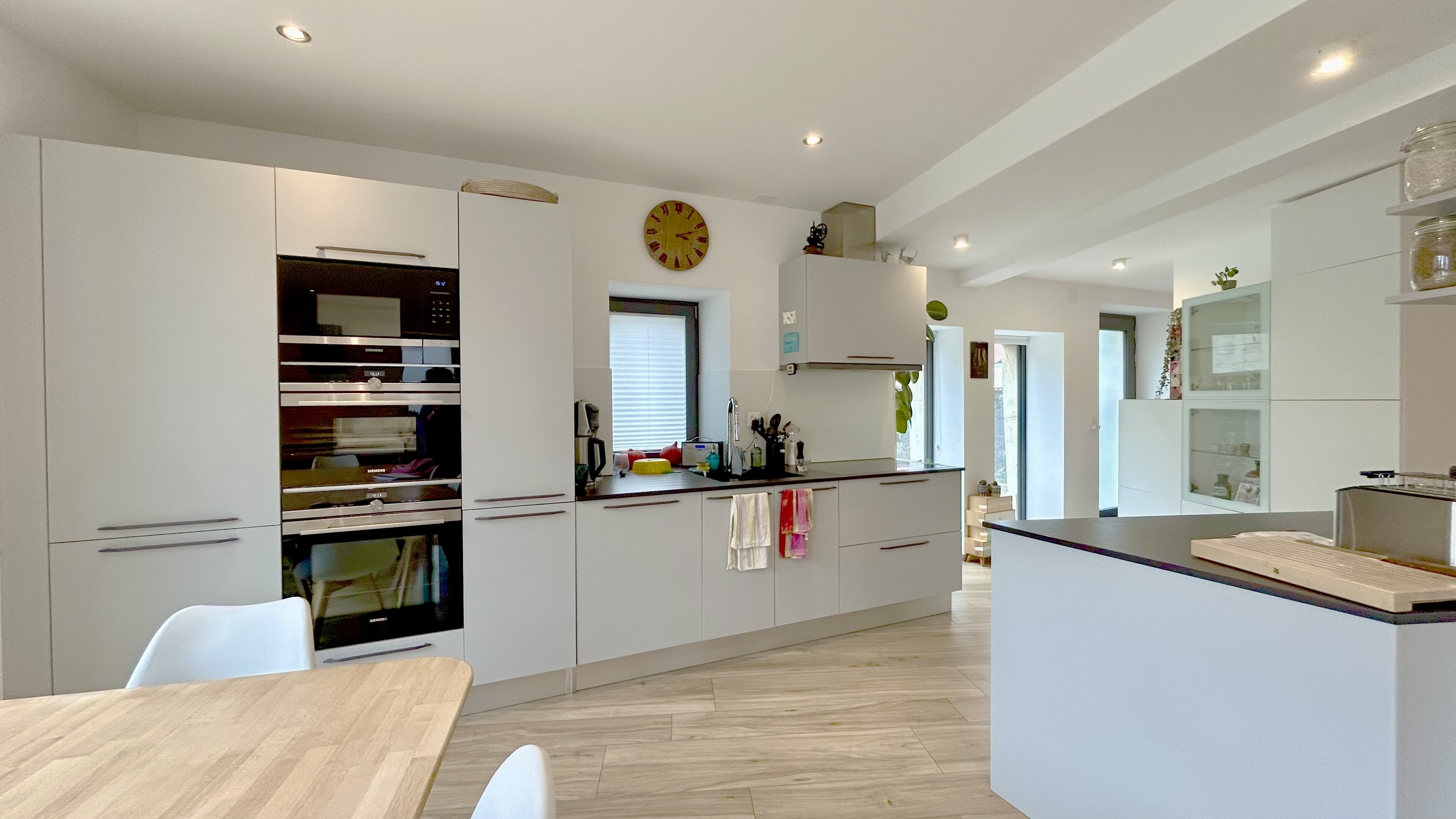 Moderne weiße Küche mit Insel