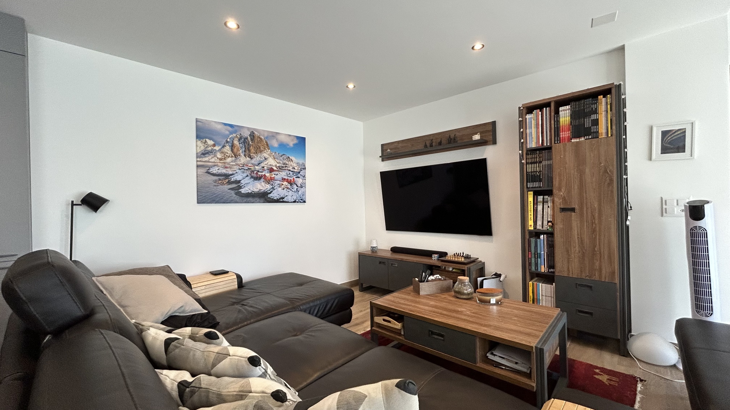 Gemütliches Wohnzimmer mit TV-Wand