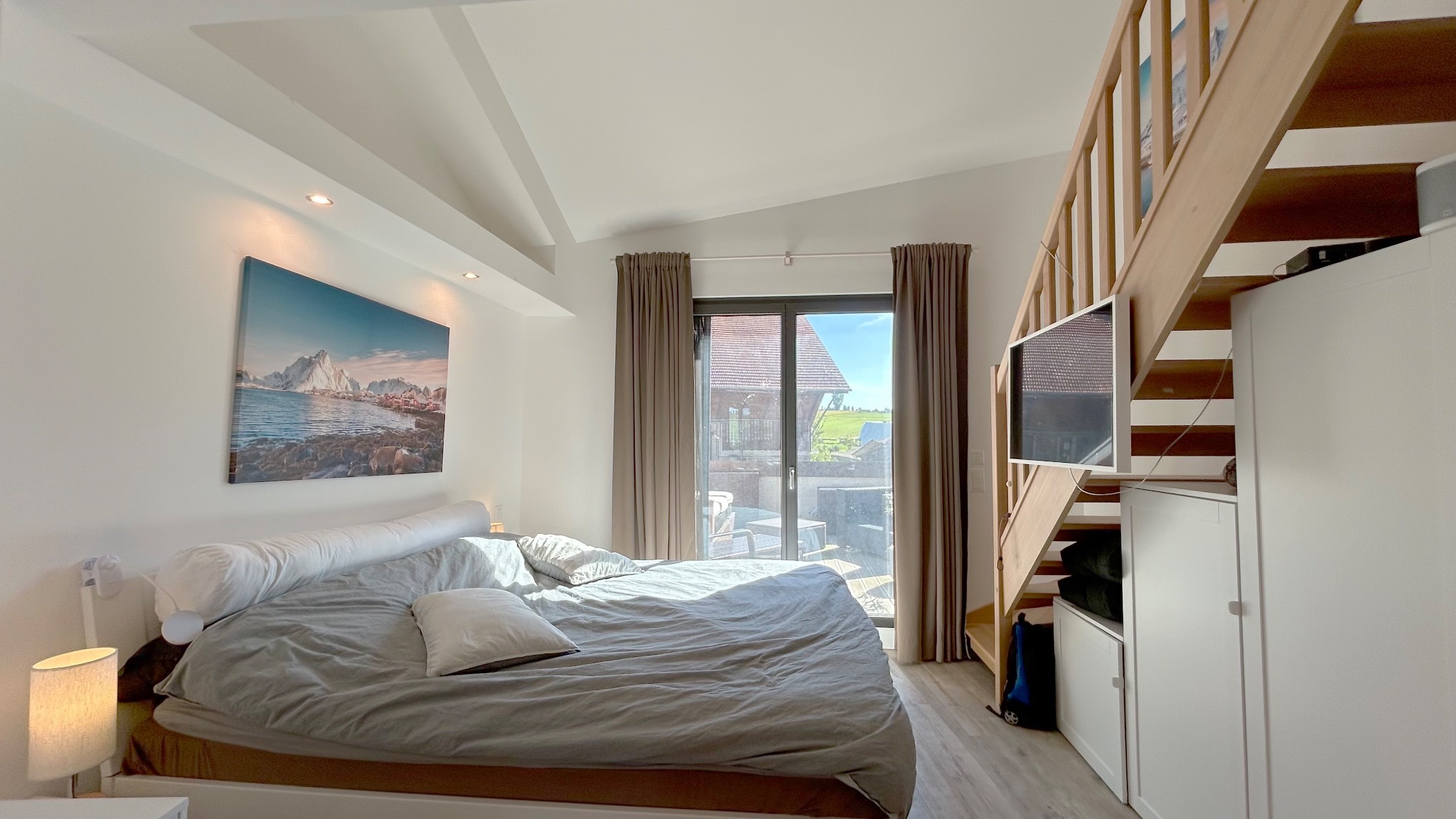 Helles Schlafzimmer mit Galerie und Dachfensterblick