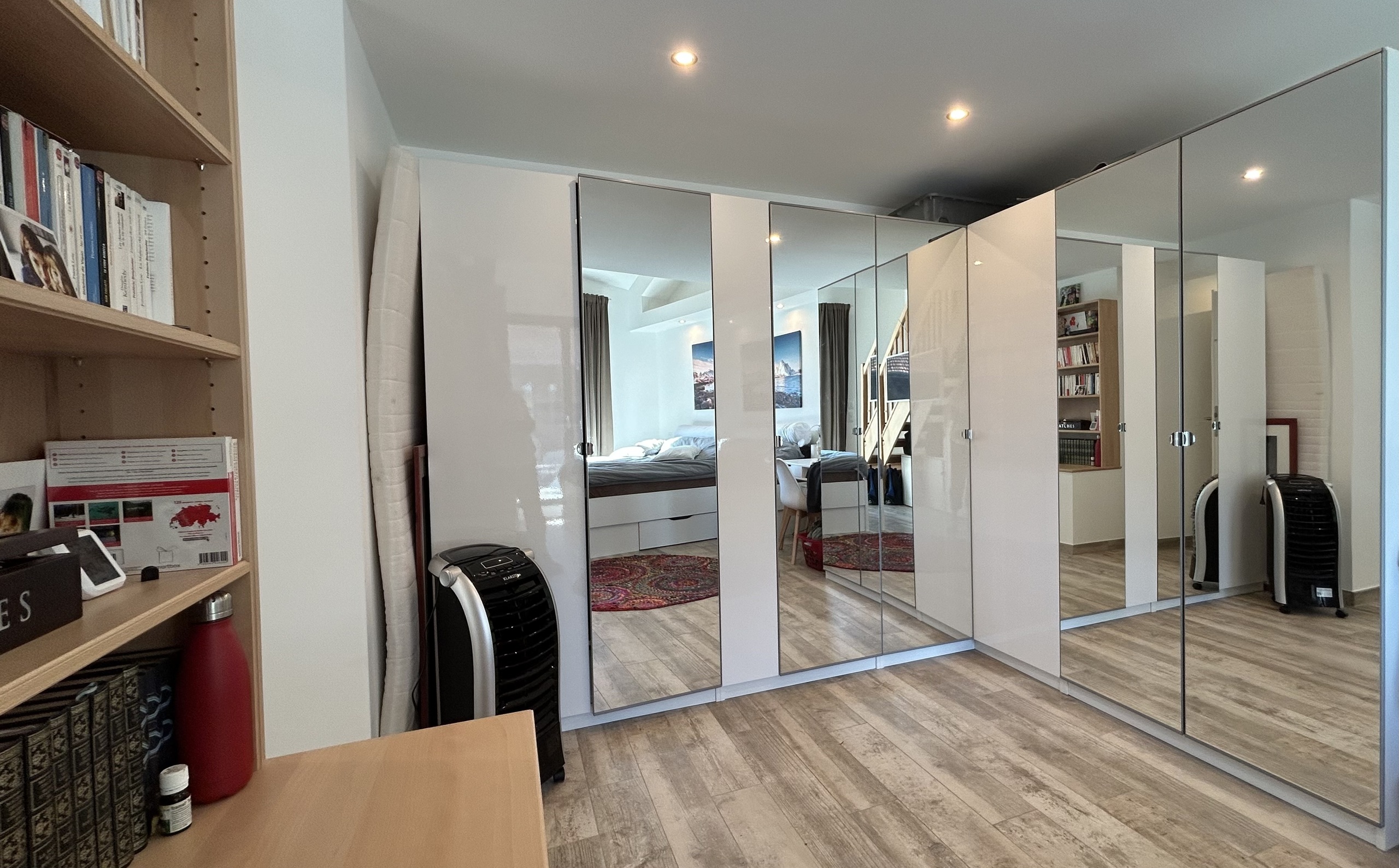 Schlafzimmer mit großem Spiegelschrank